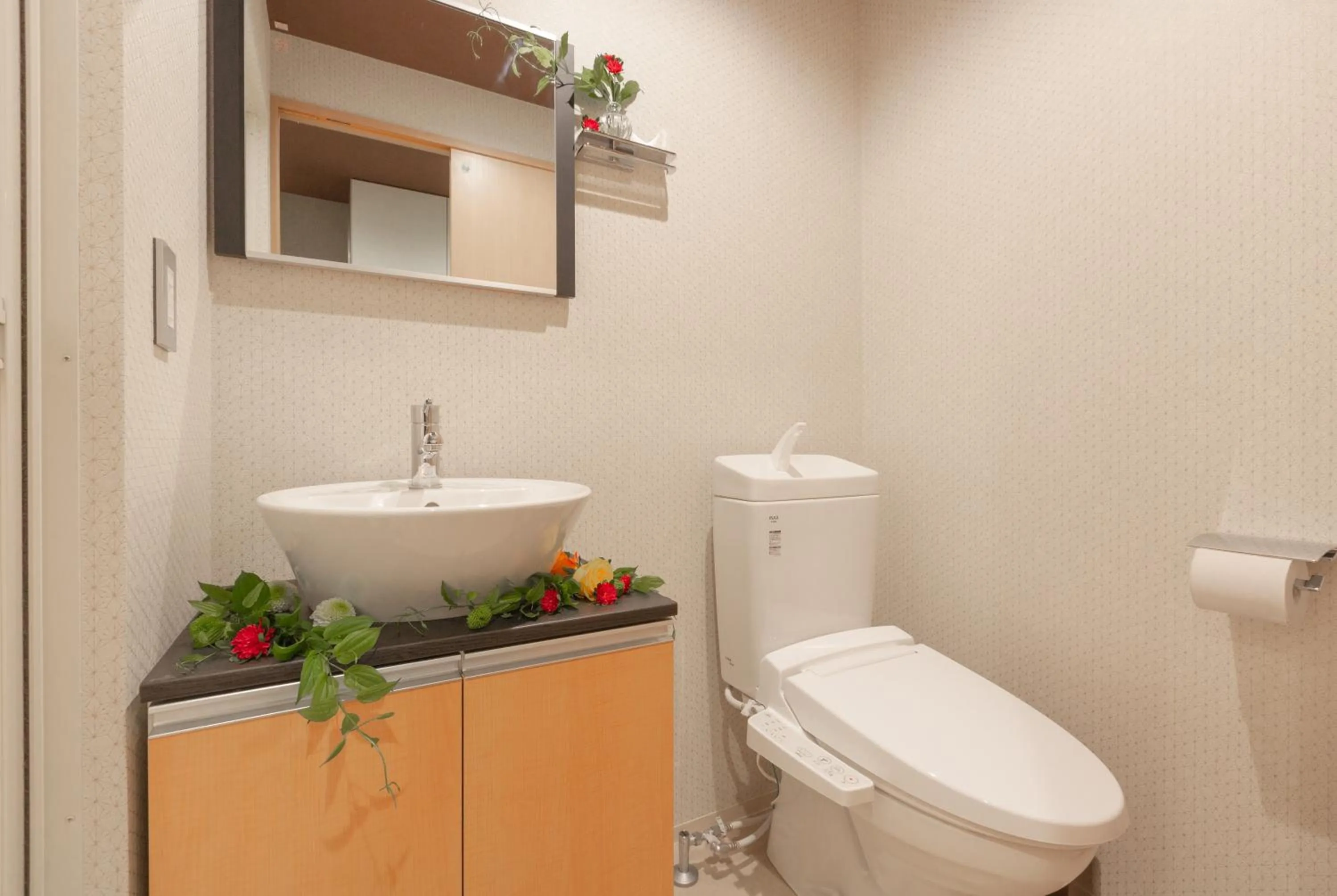 Toilet in Stay SAKURA Kyoto Gyoen East