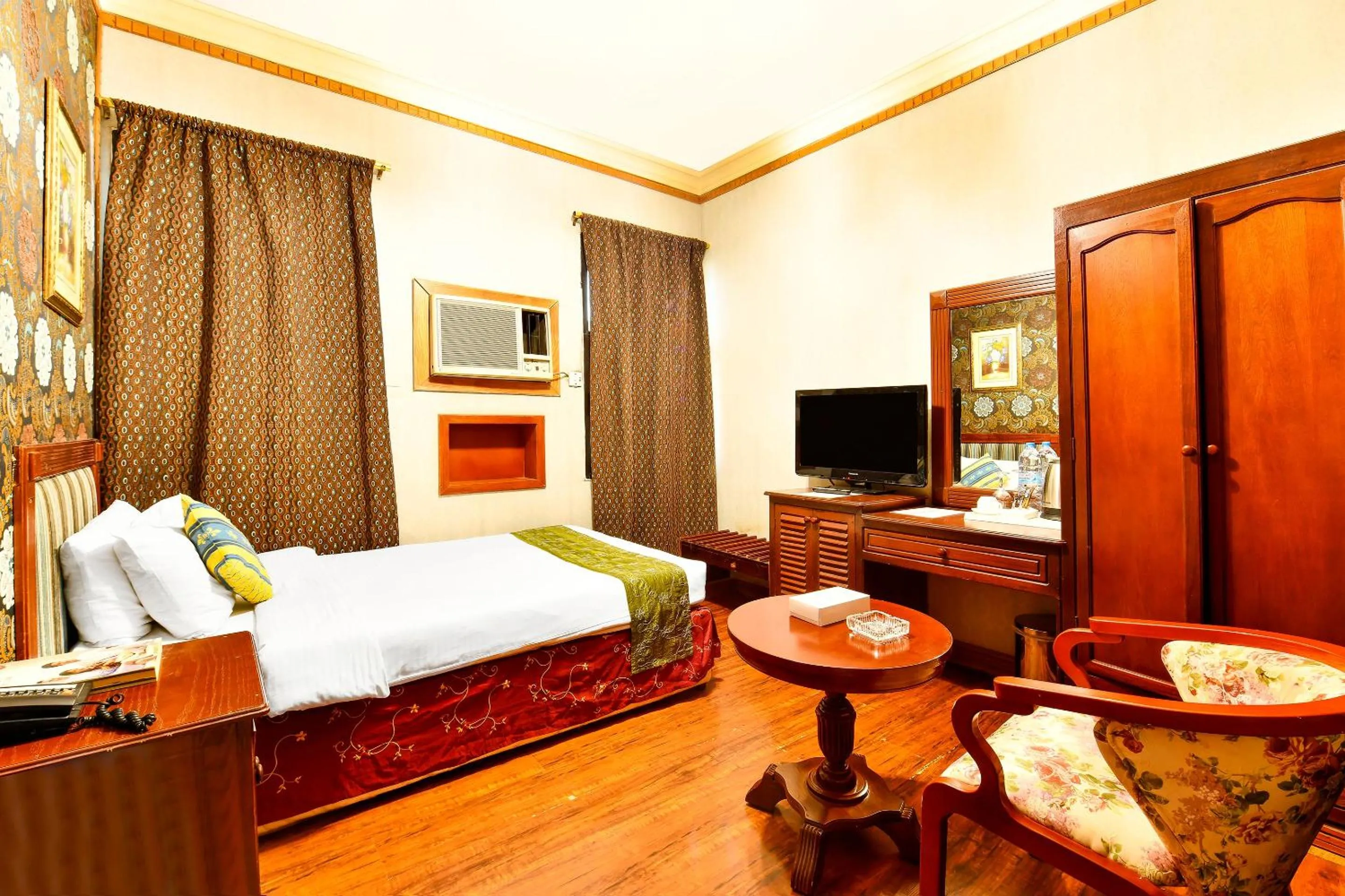 Bedroom, Bed in Capital O 125 Moon Plaza Hotel