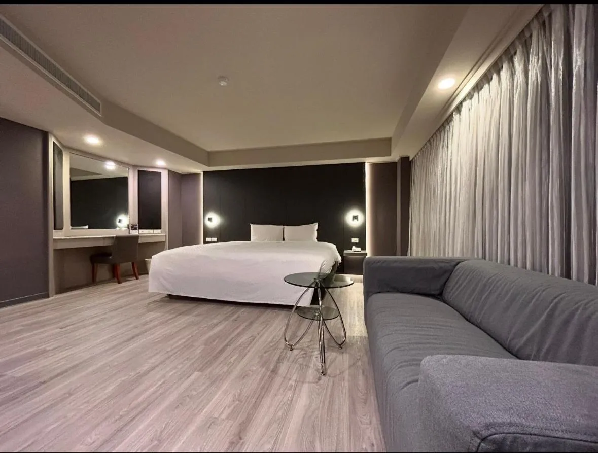 Photo of the whole room, Bed in Forward Suites Ⅰ