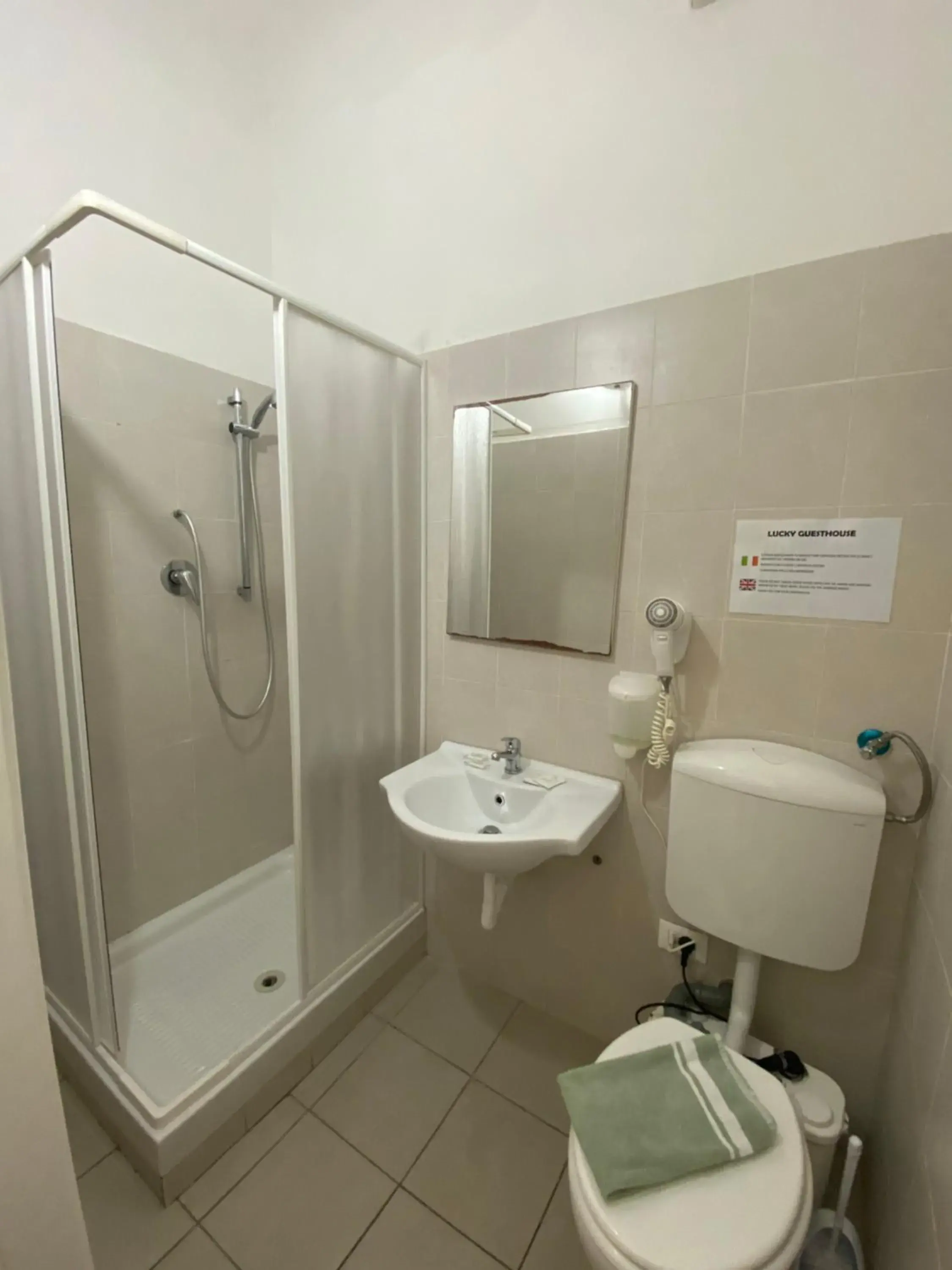 Triple Room with Private Bathroom in Golden Dream Guest House Triple Room with Private Bathroom in Golden Dream Guest House