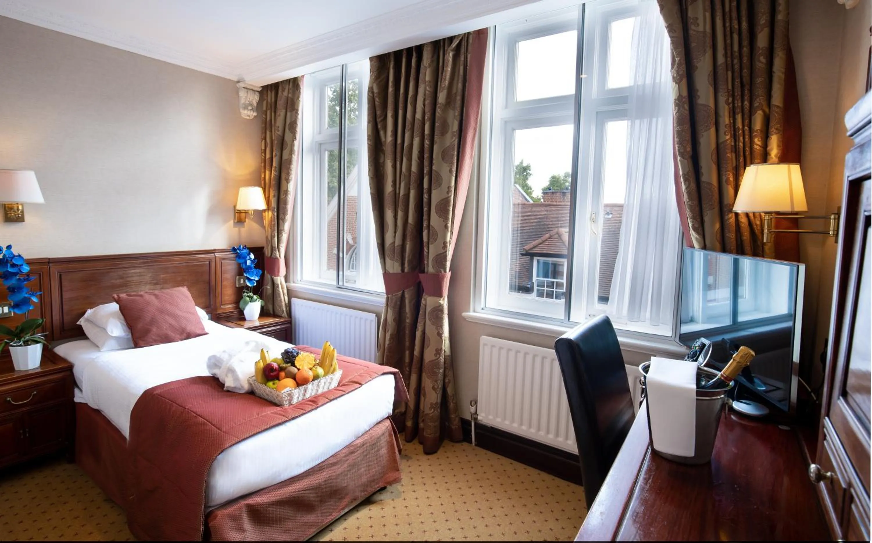 Photo of the whole room in Rochester Hotel by Blue Orchid