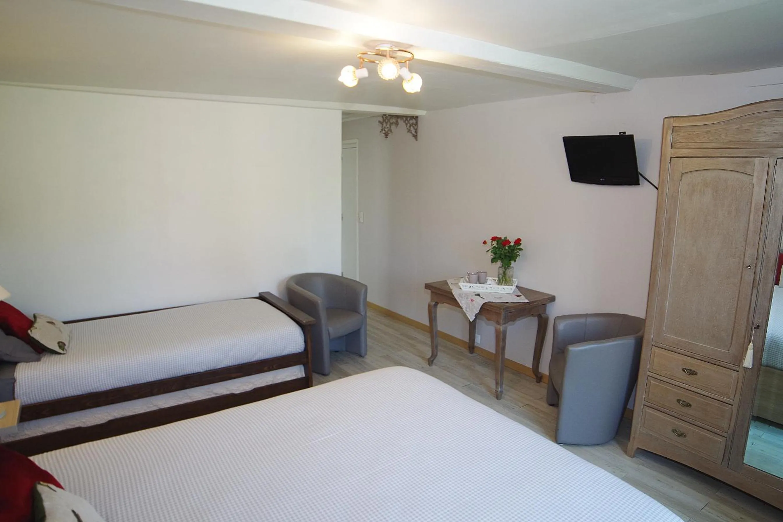 Photo of the whole room, Bed in Les 4 saisons