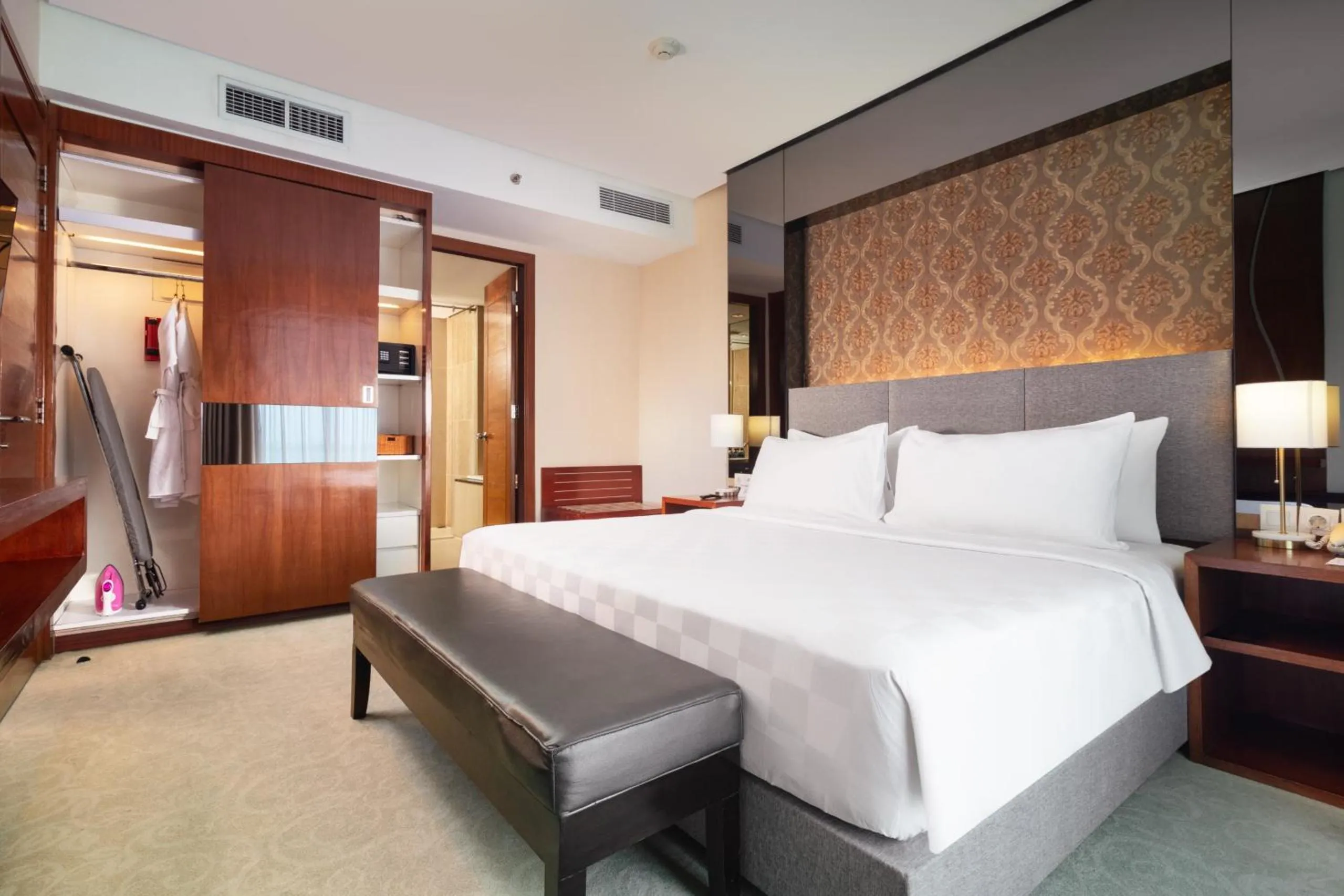 Bedroom, Bed in Swiss-Belinn SKA Pekanbaru
