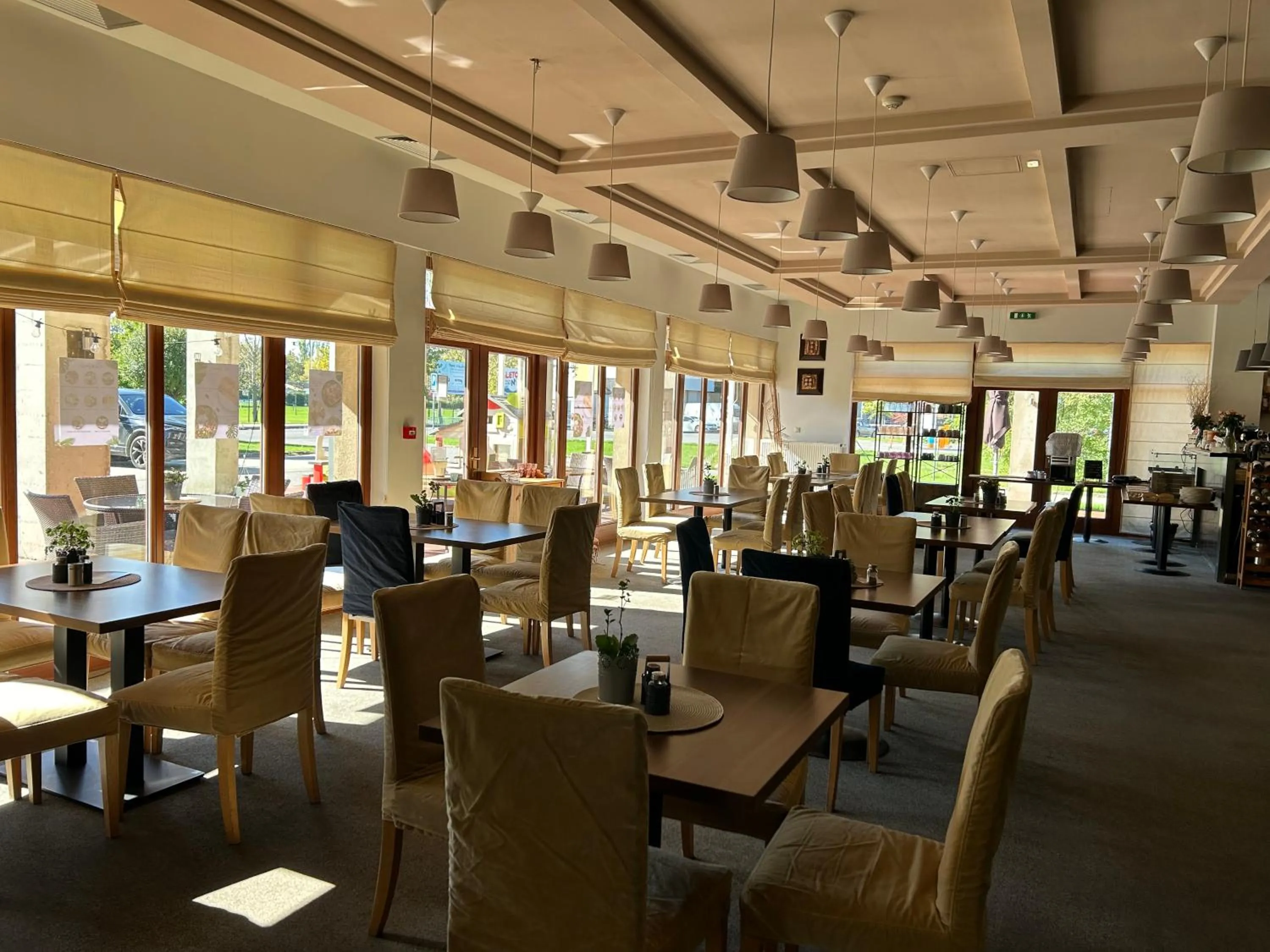 Restaurant/places to eat in Hotel Legend