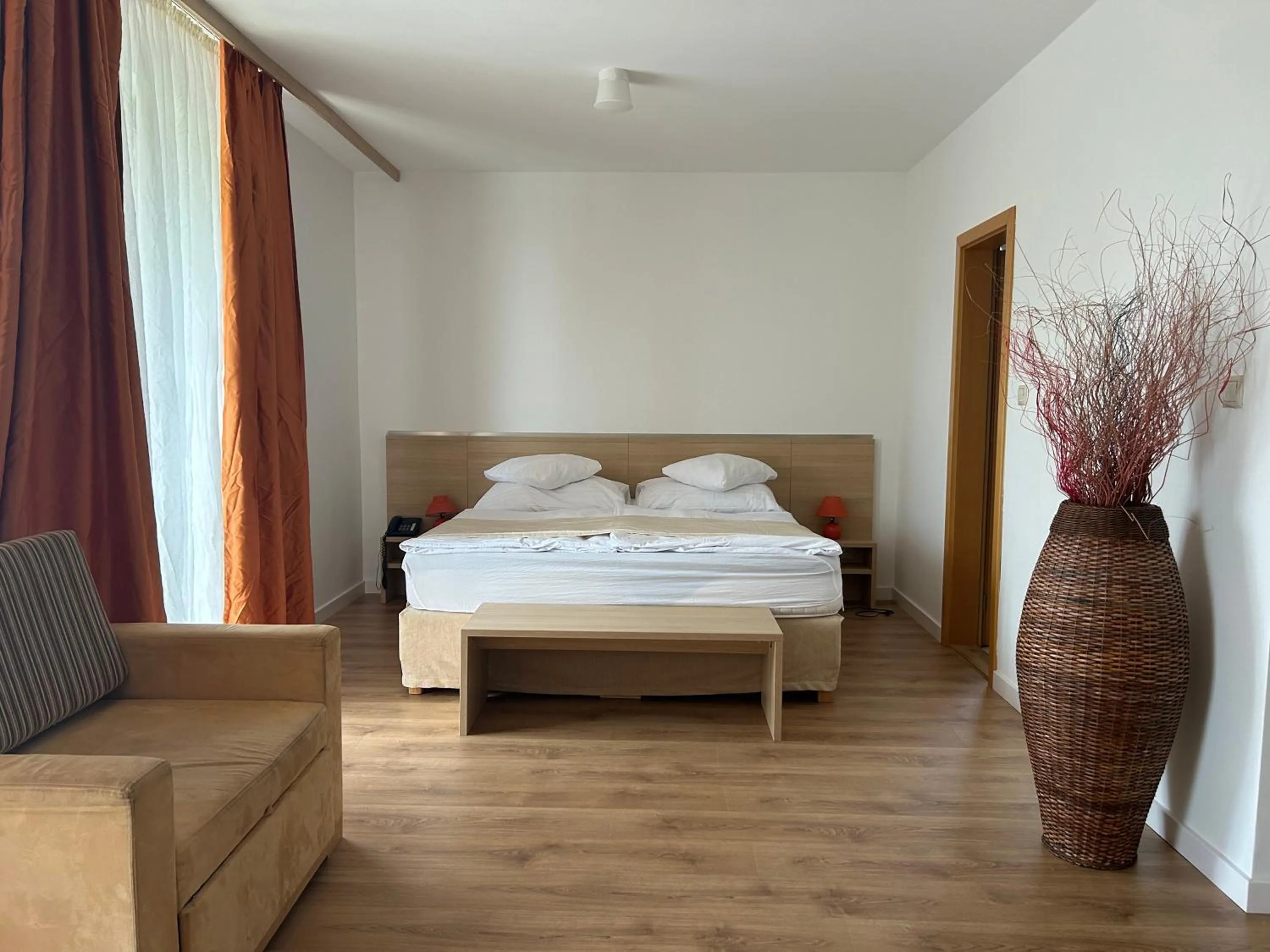 Photo of the whole room, Bed in Hotel Legend