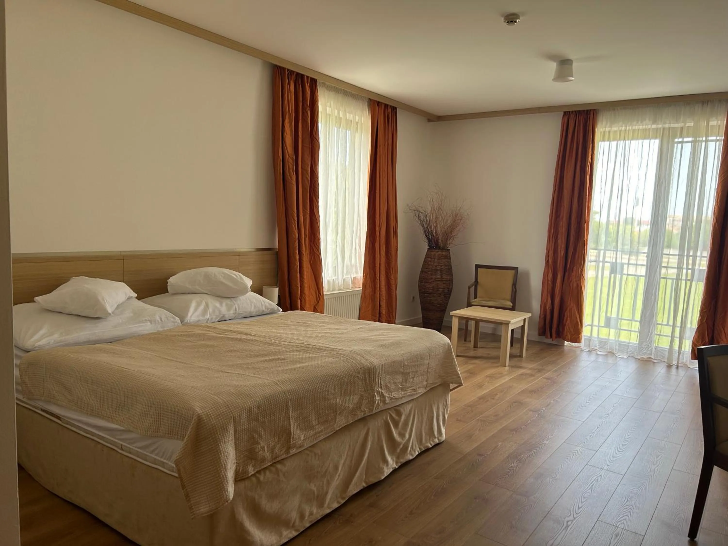 Photo of the whole room, Bed in Hotel Legend