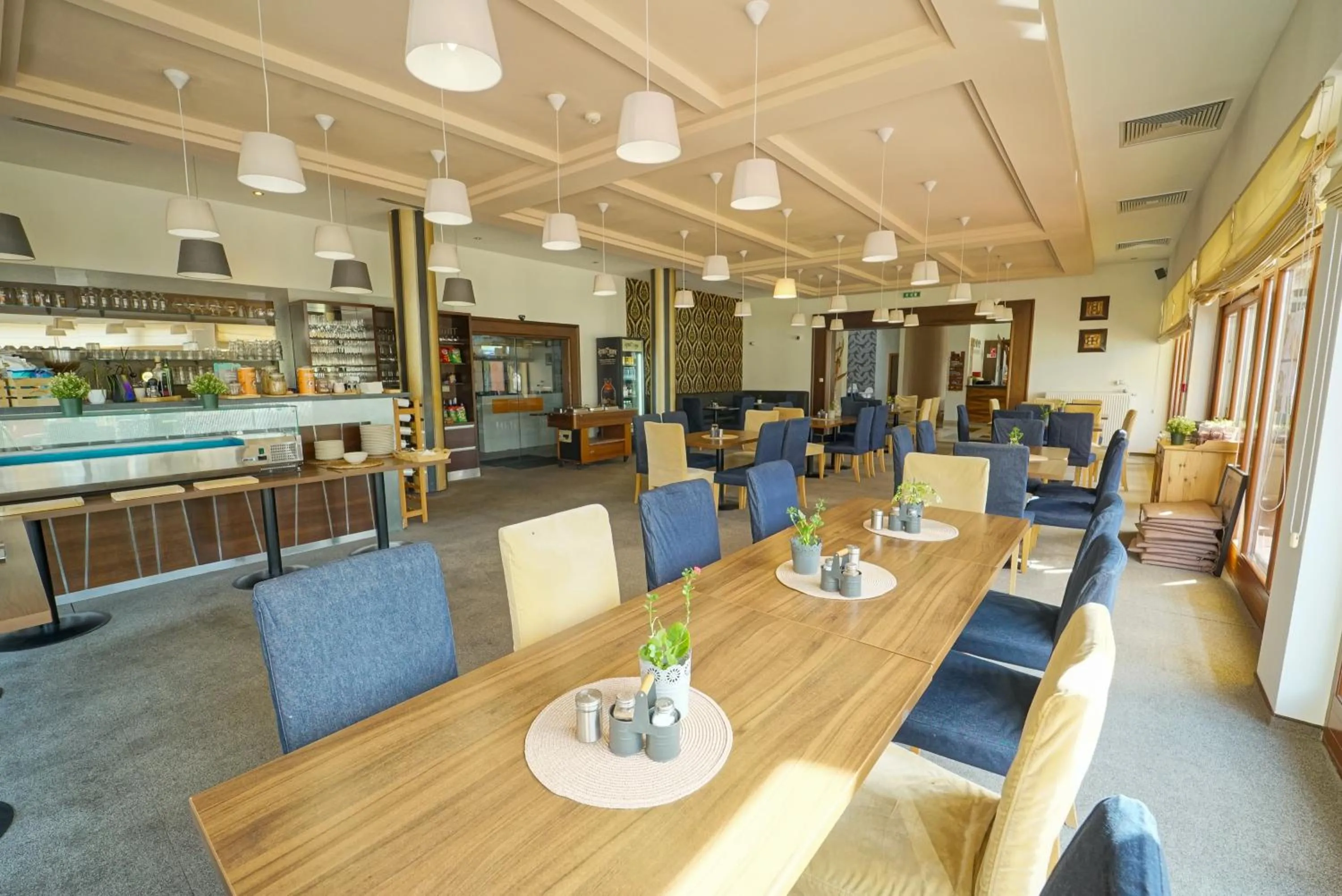 Restaurant/places to eat in Hotel Legend