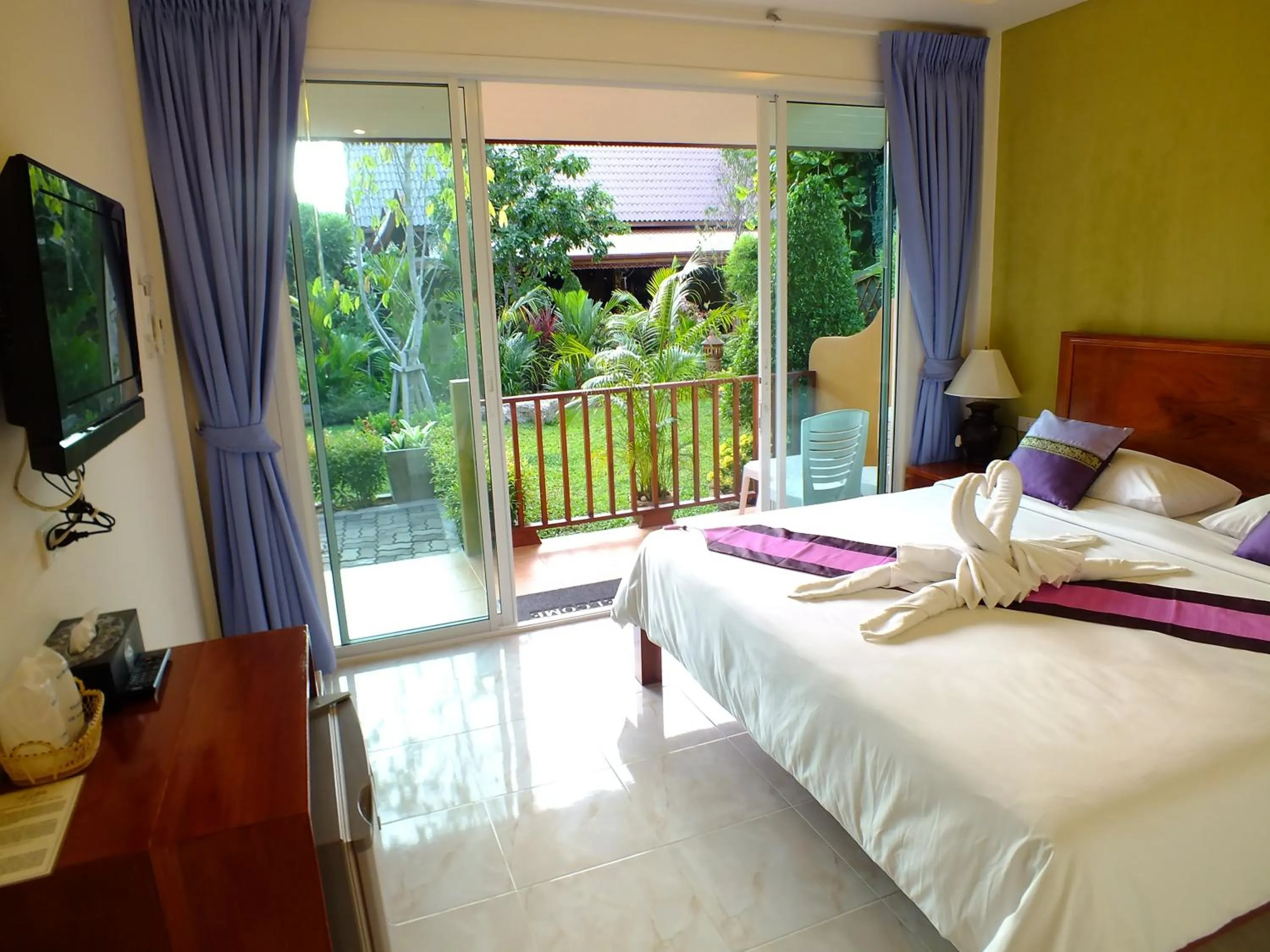 Photo of the whole room, Bed in Baan Vanida Garden Resort