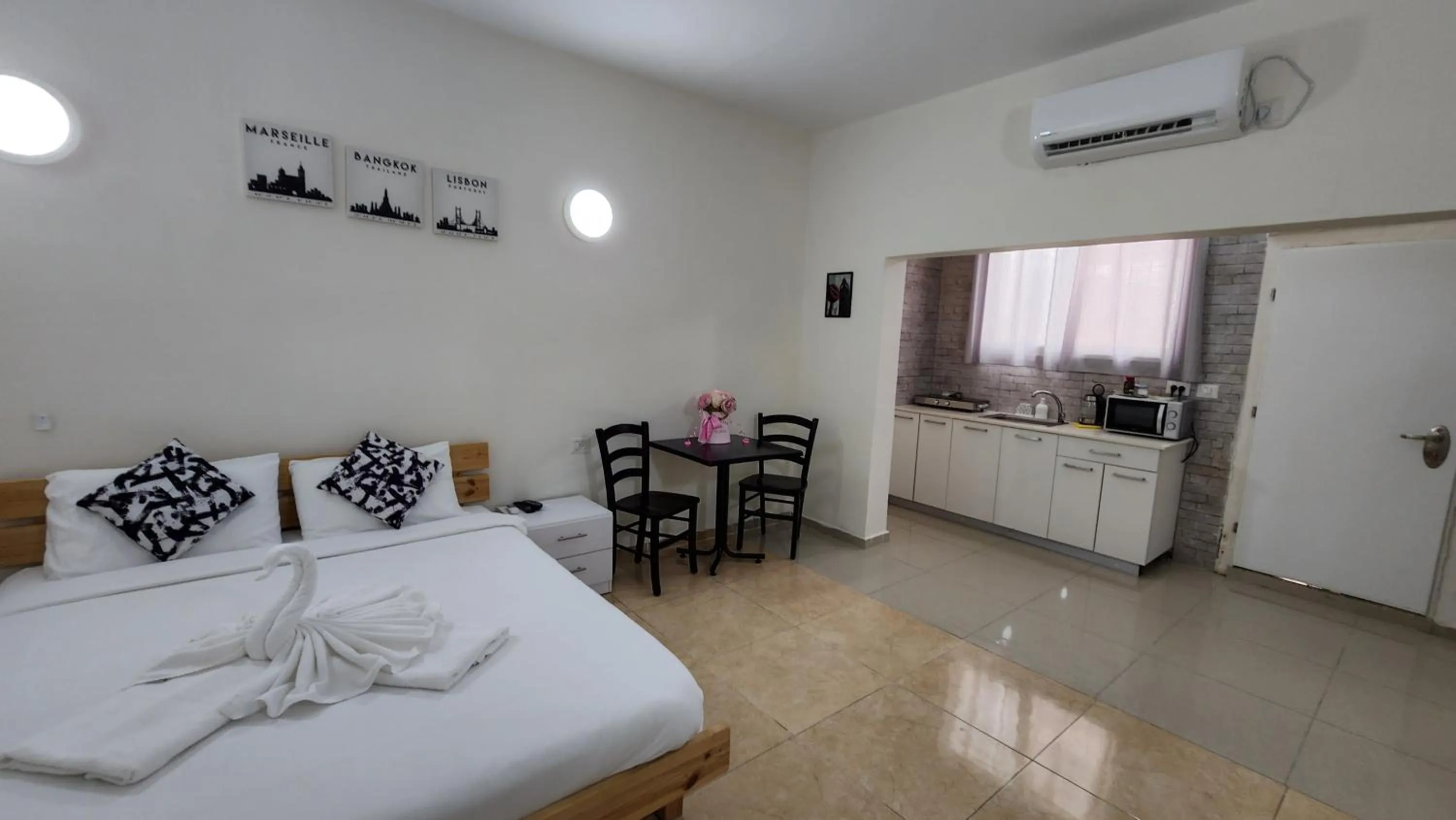 Kitchen or kitchenette, Bed in David Hameleh House