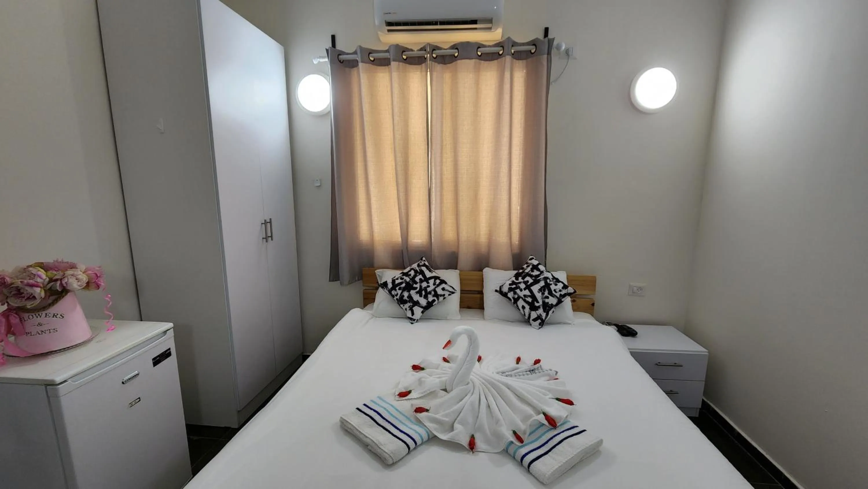 Photo of the whole room, Bed in David Hameleh House