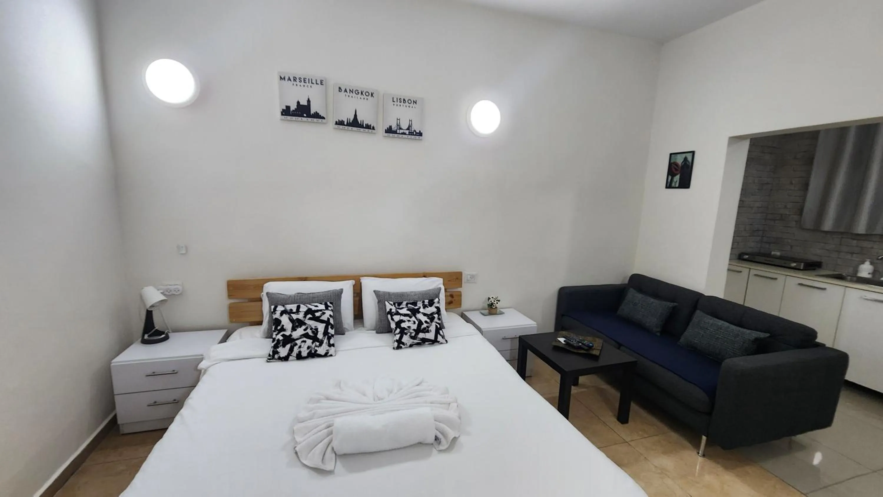 Photo of the whole room, Bed in David Hameleh House