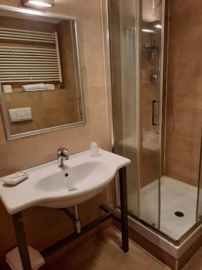 Shower in Hotel Verdina