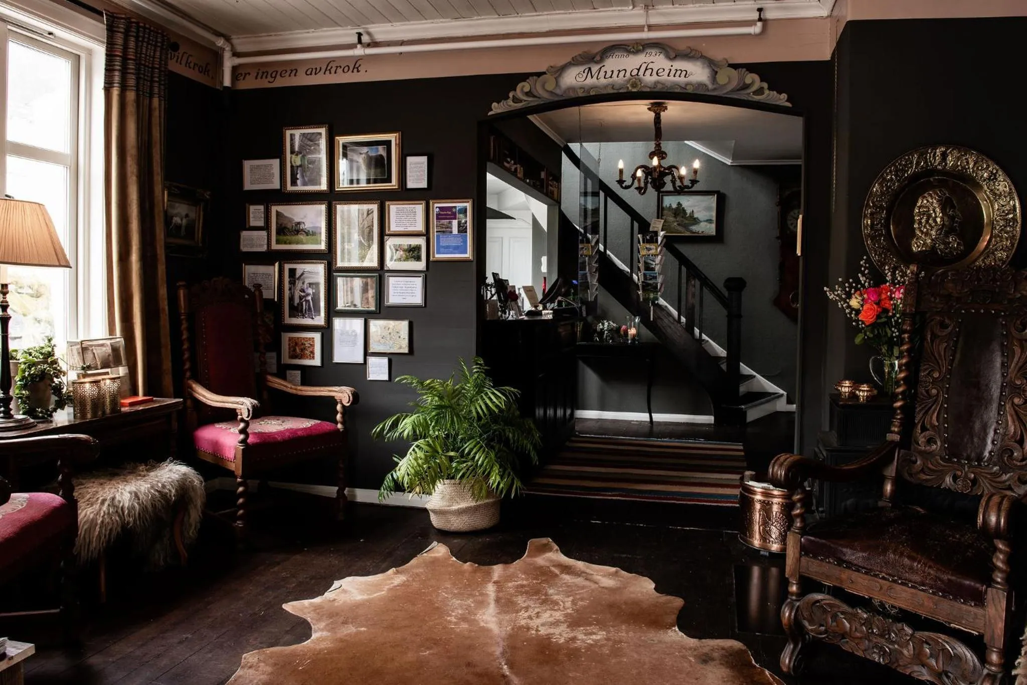 Lobby or reception in Fjærland Fjordstove Hotell - Huseby Hotelldrift AS