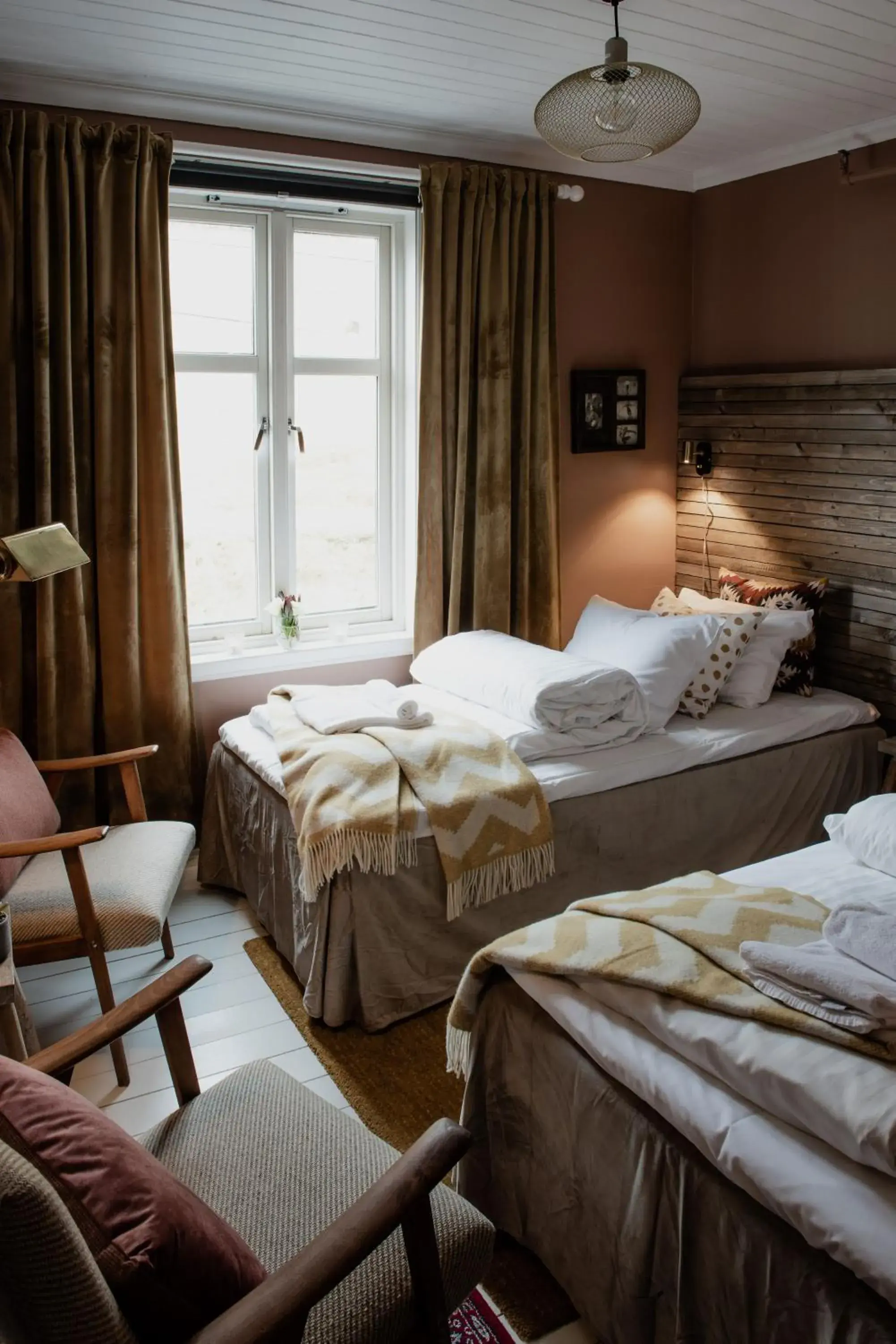 Standard Twin Room with Mountain View in Fjærland Fjordstove Hotell - Huseby Hotelldrift AS Standard Twin Room with Mountain View in Fjærland Fjordstove Hotell - Huseby Hotelldrift AS