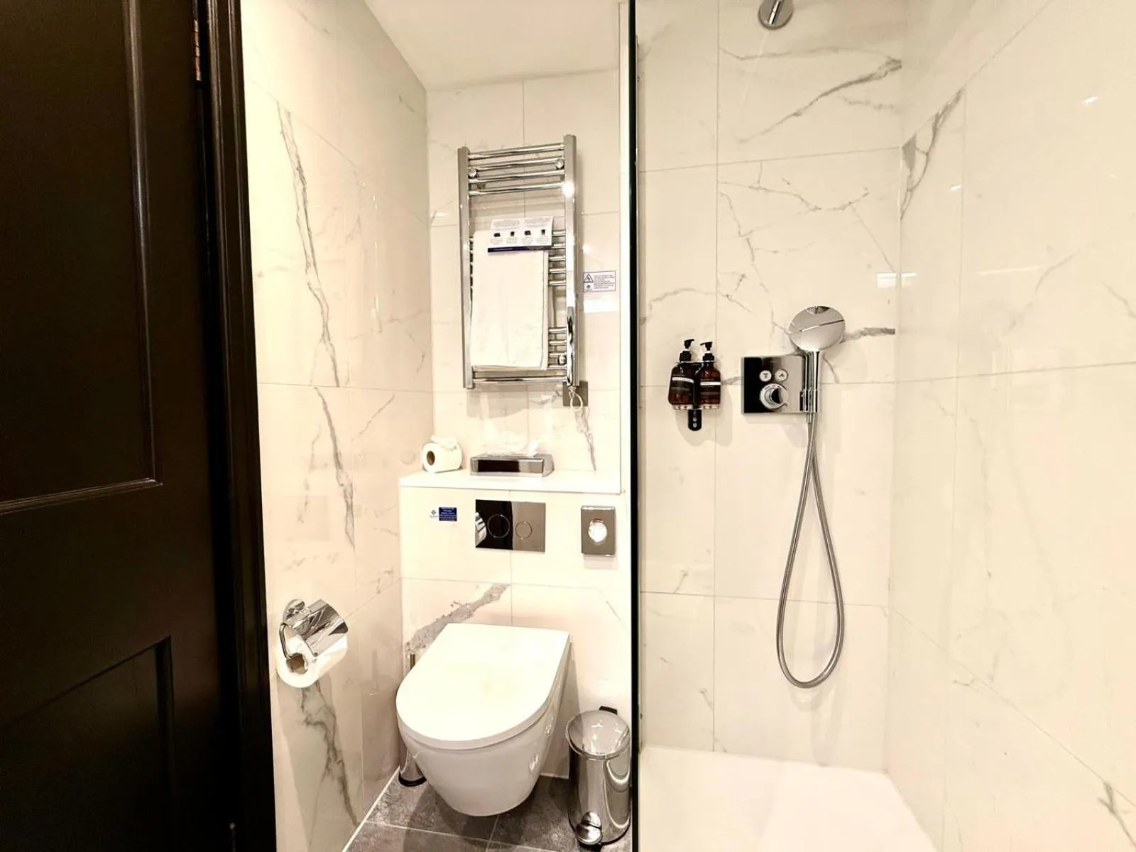 Shower in Wellington Hotel by Blue Orchid