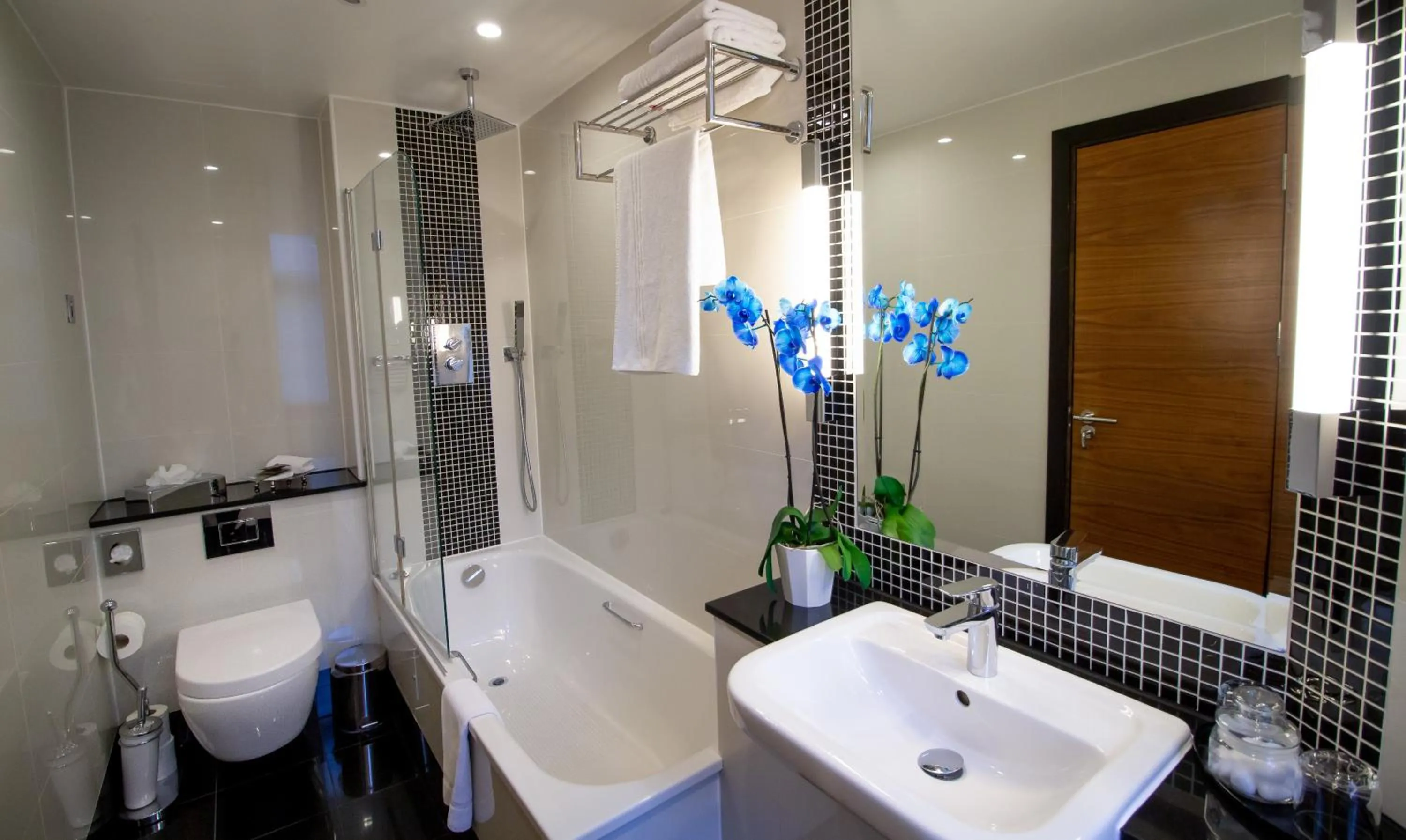 Bathroom in Wellington Hotel by Blue Orchid