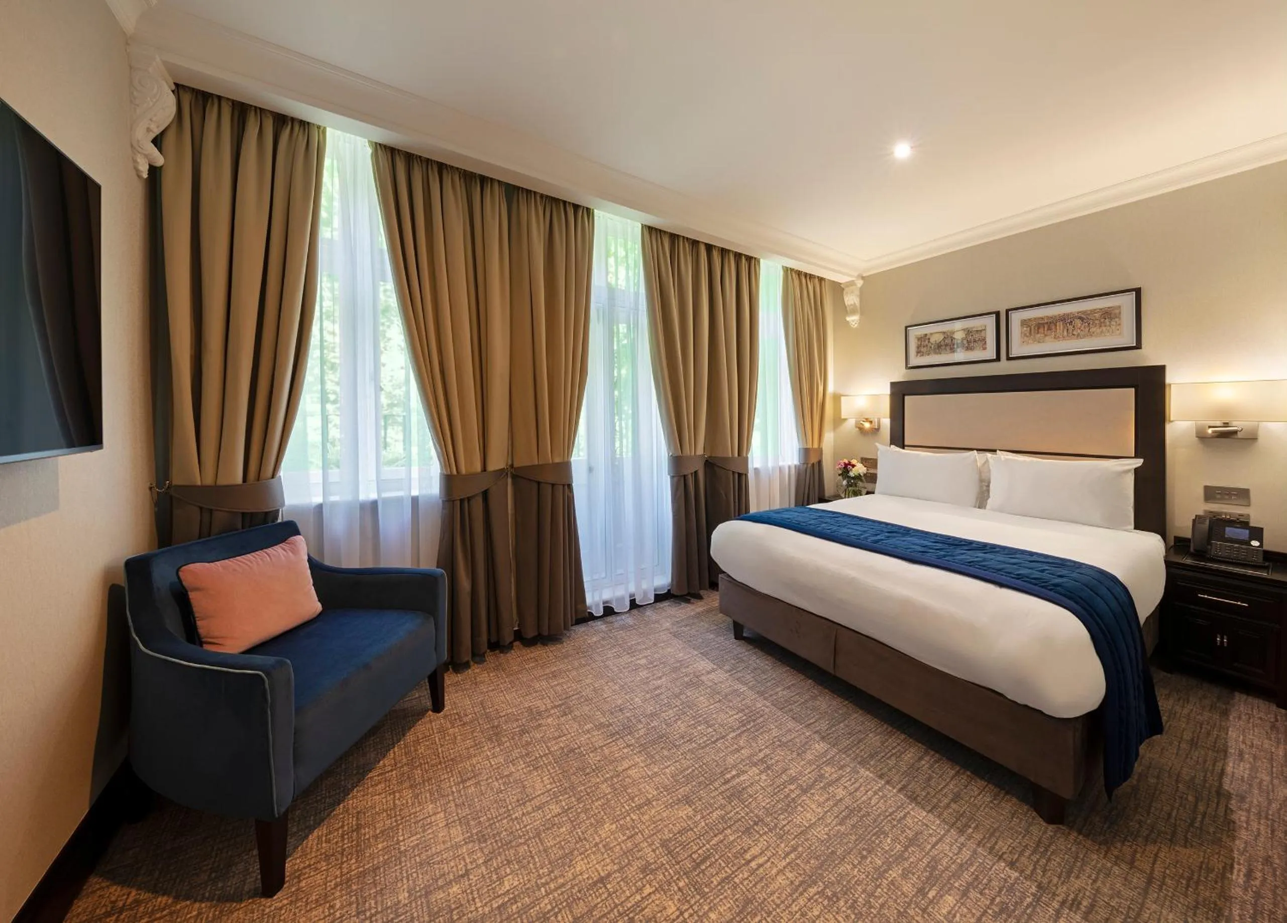 Bed in Wellington Hotel by Blue Orchid
