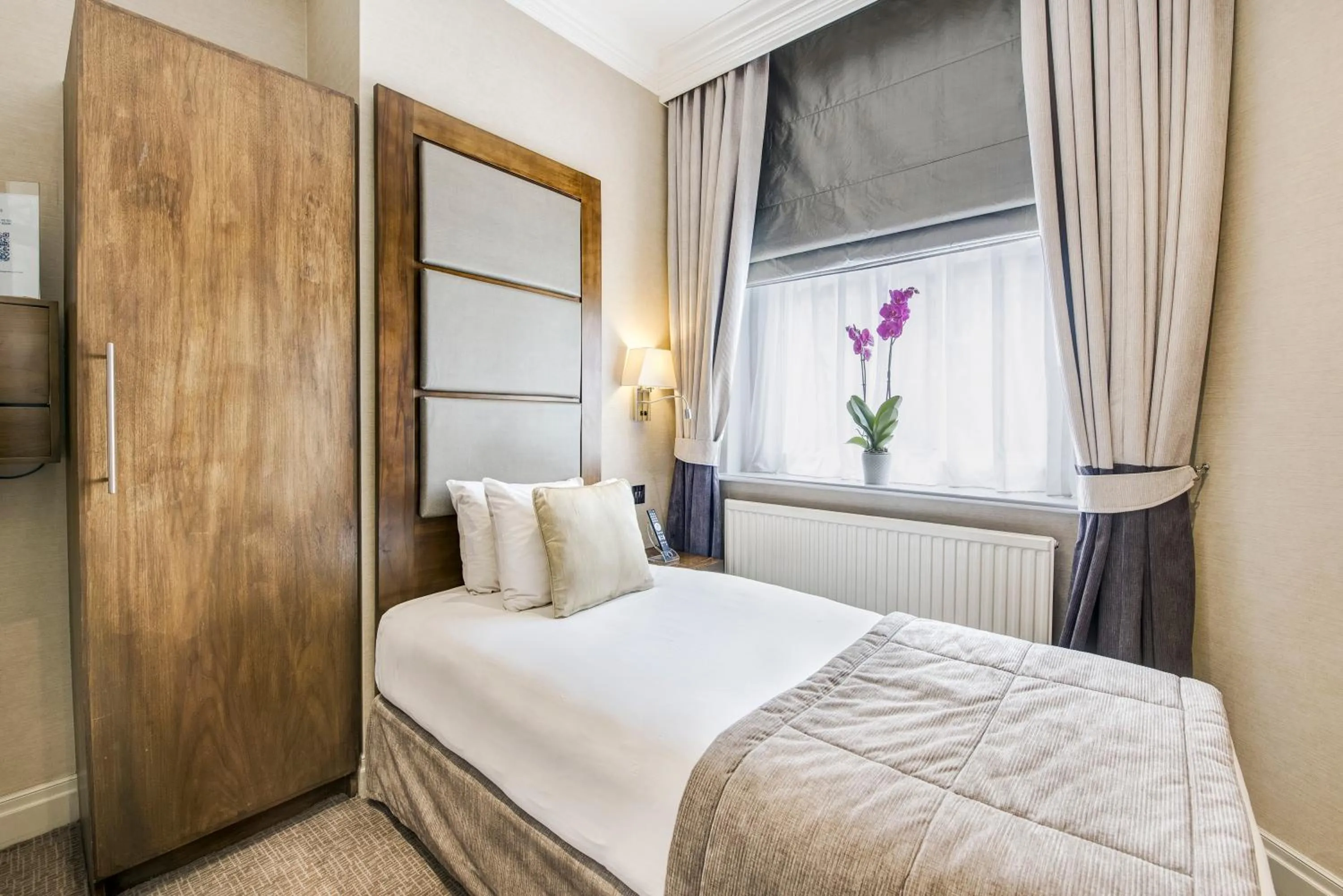 Bedroom, Bed in Gem Langham Court Hotel