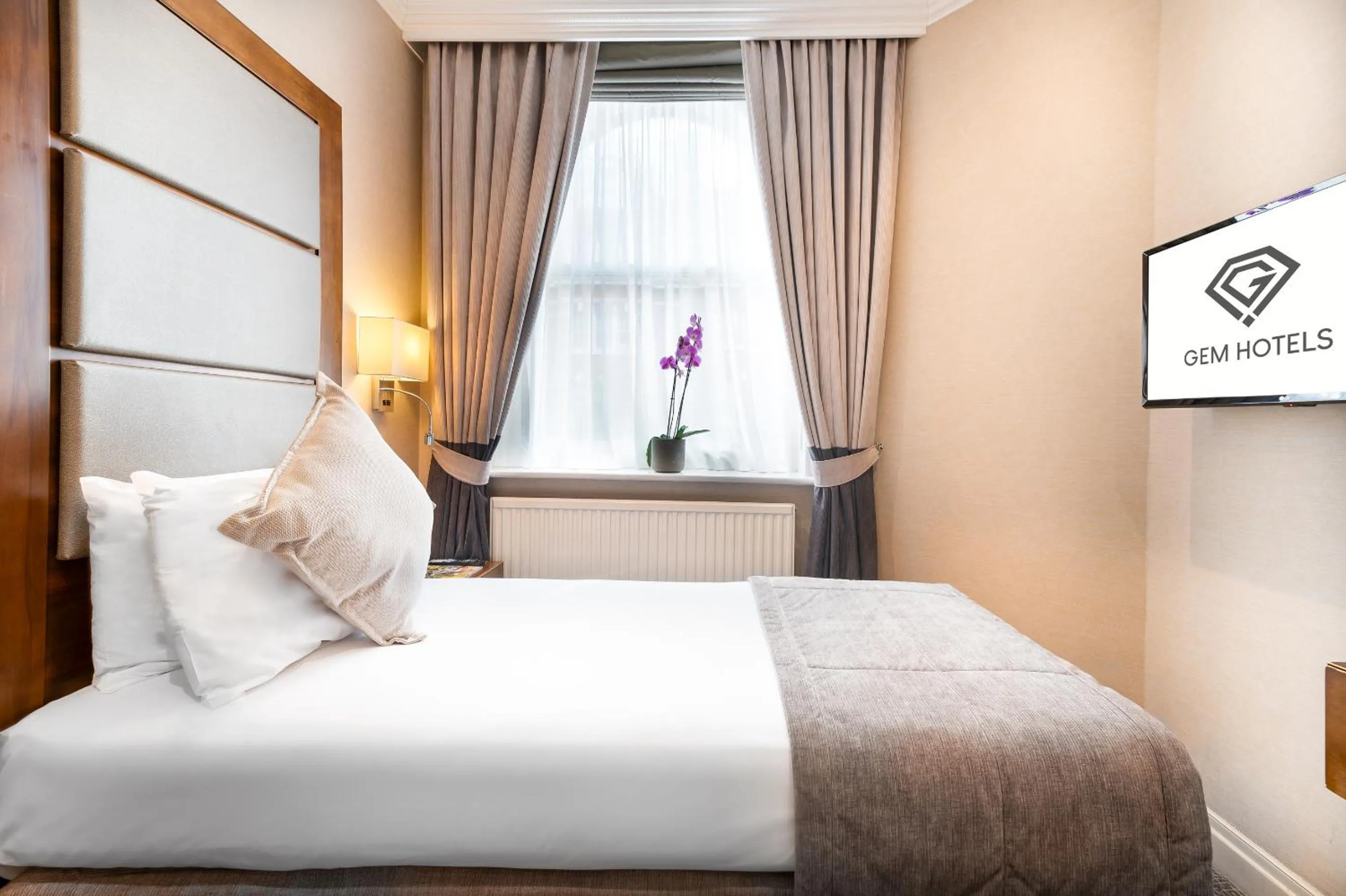 Bedroom, Bed in Gem Langham Court Hotel