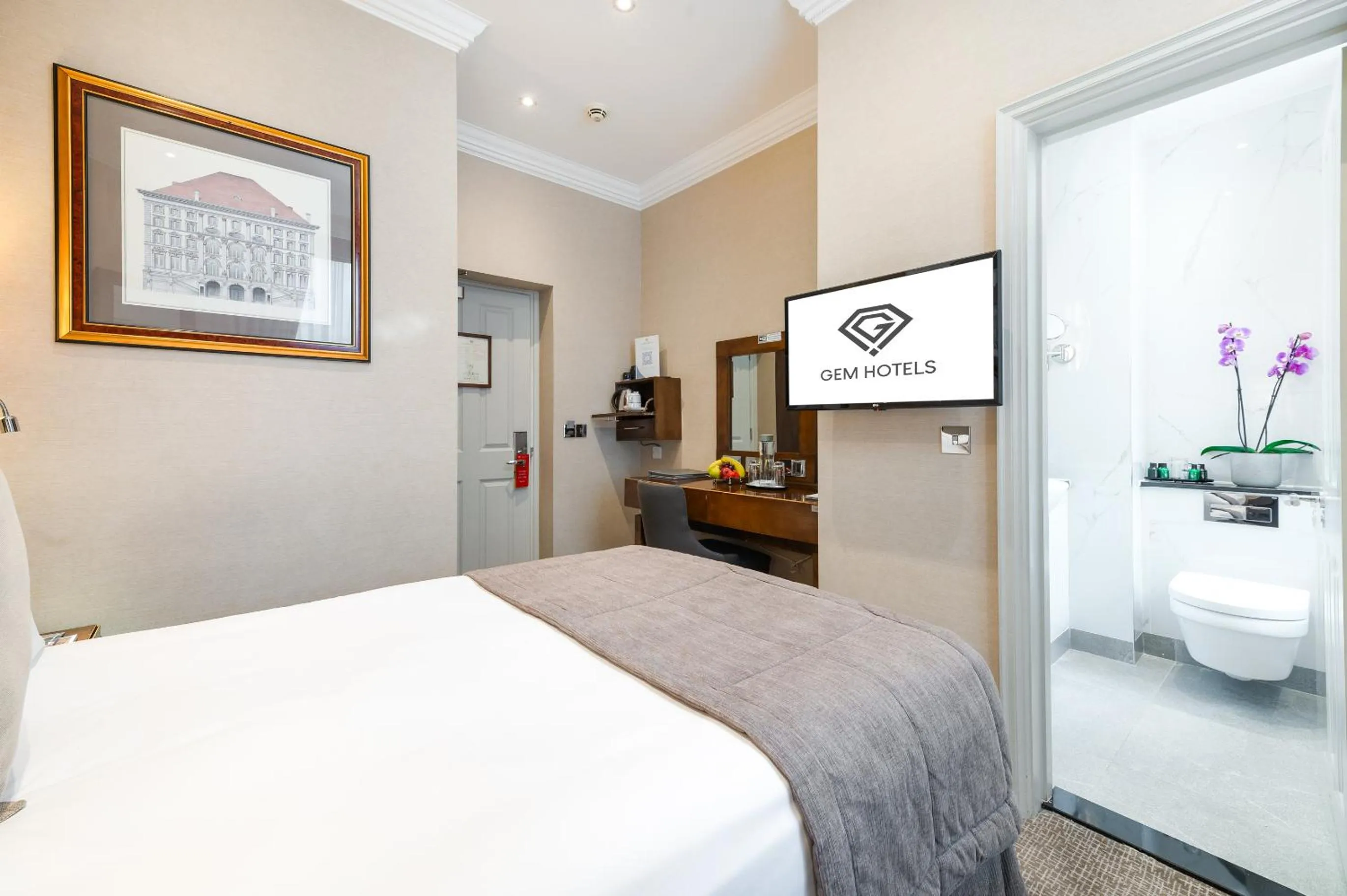 Bedroom, Bed in Gem Langham Court Hotel