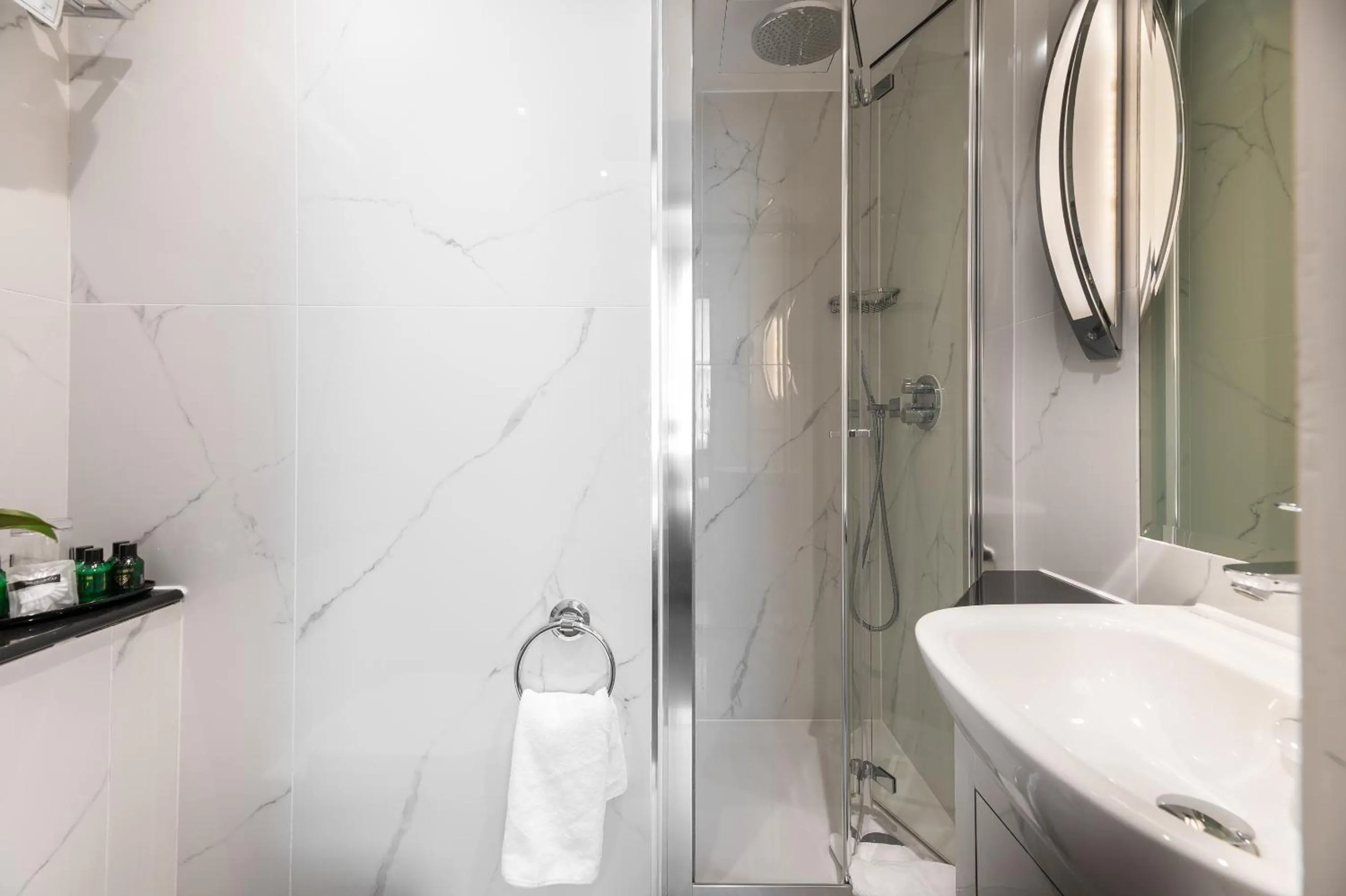 Bathroom in Gem Langham Court Hotel