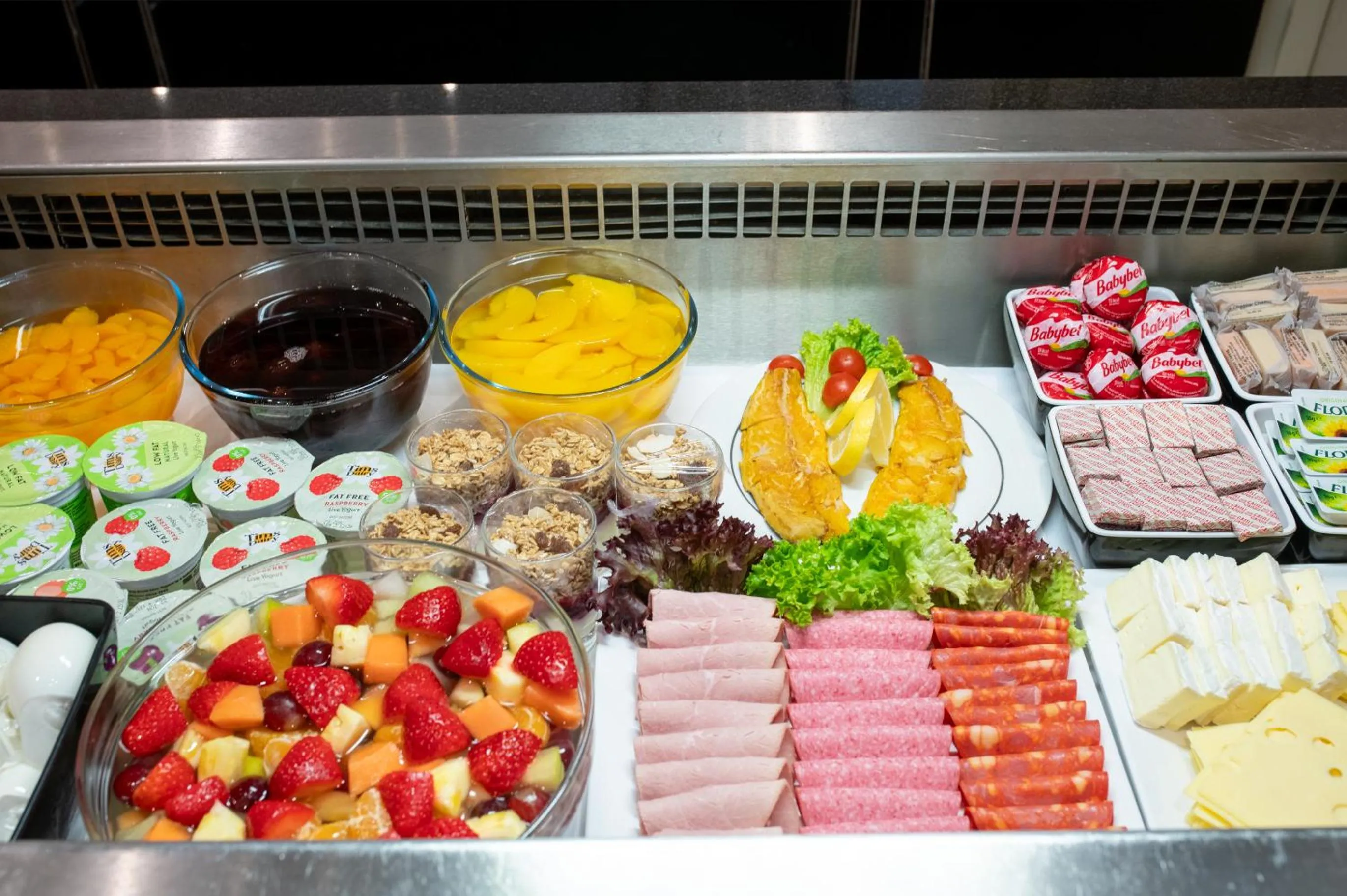 Buffet breakfast in Gem Langham Court Hotel