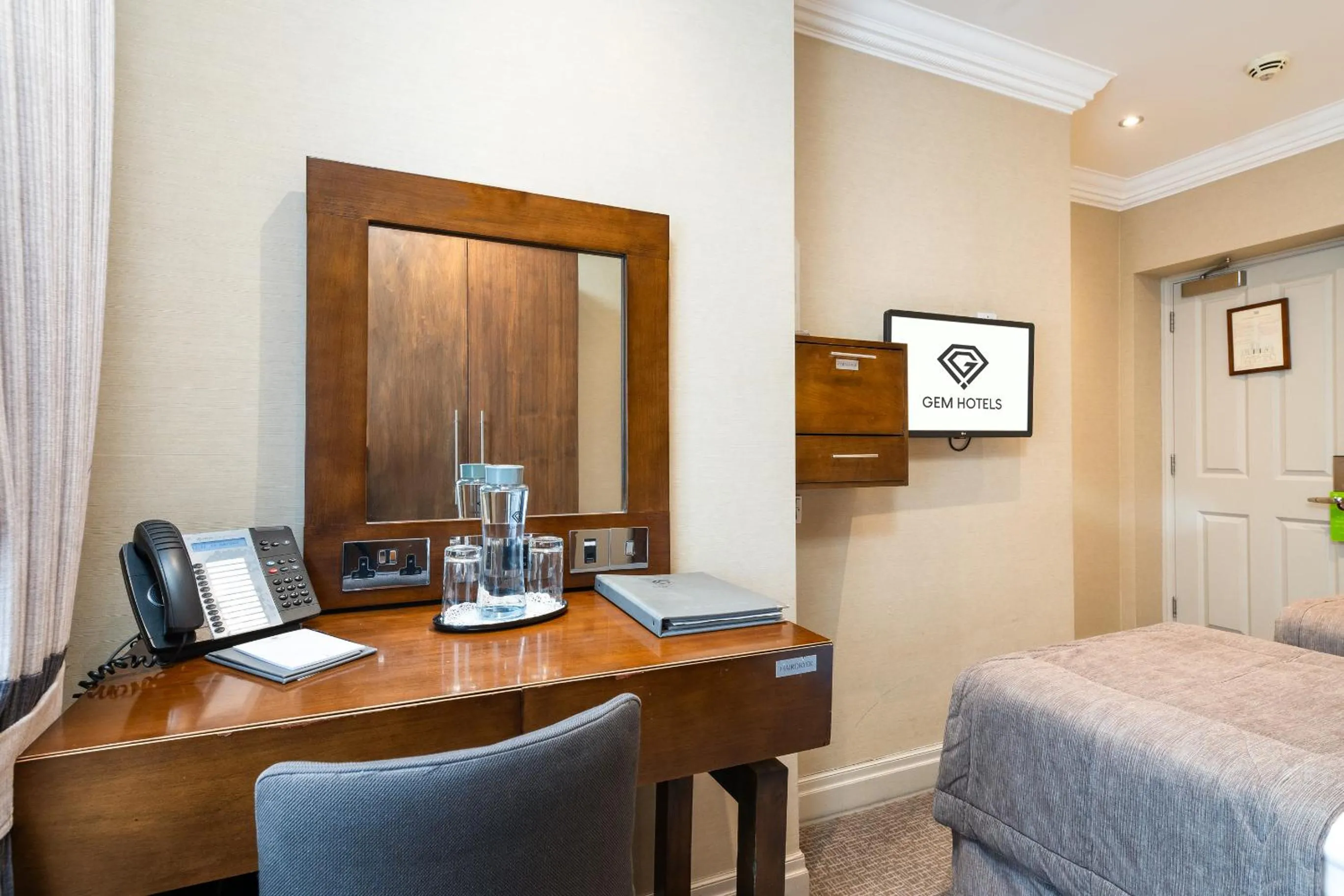Seating area, Bed in Gem Langham Court Hotel