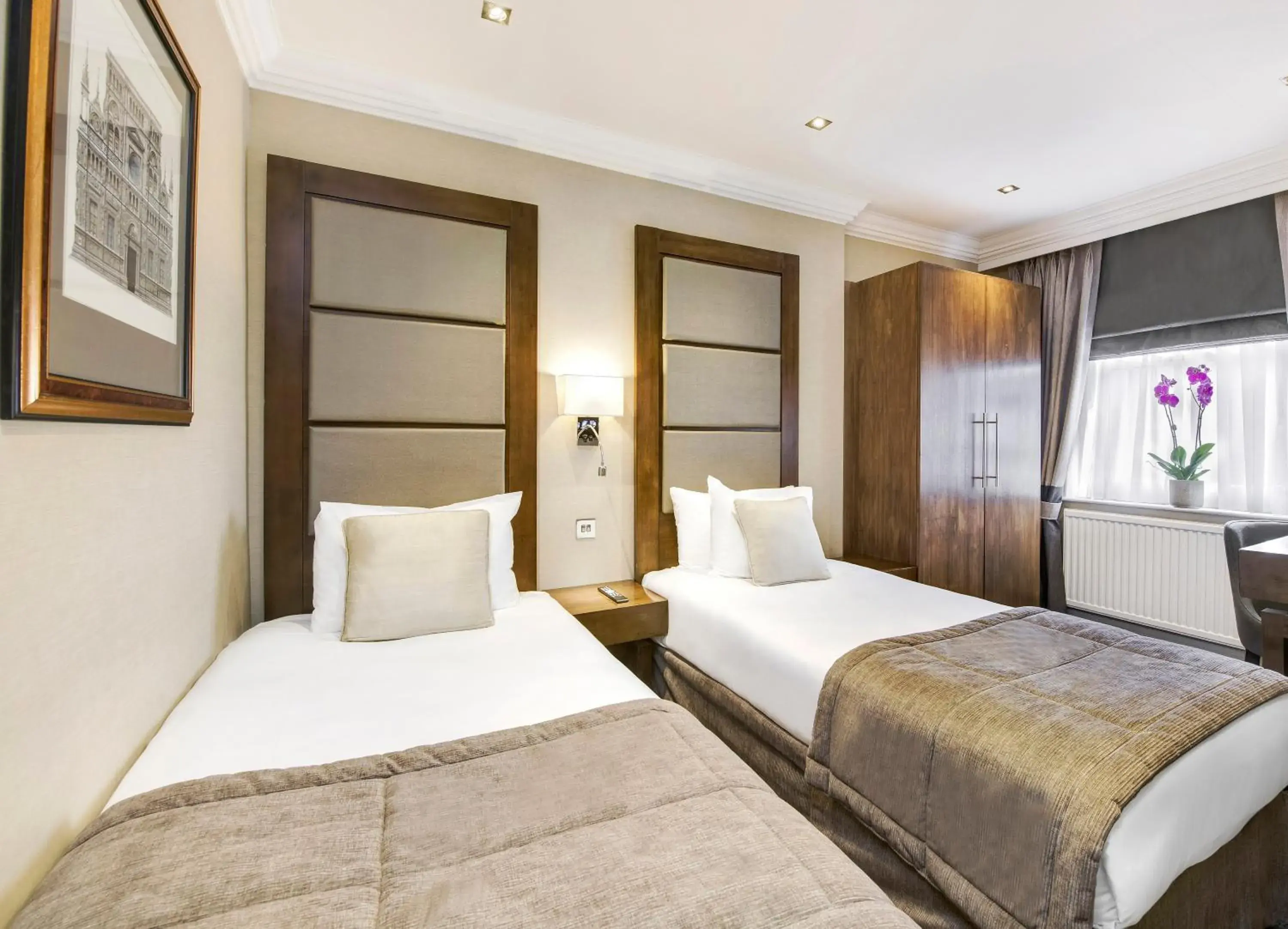 Twin Room in Gem Langham Court Hotel Twin Room in Gem Langham Court Hotel