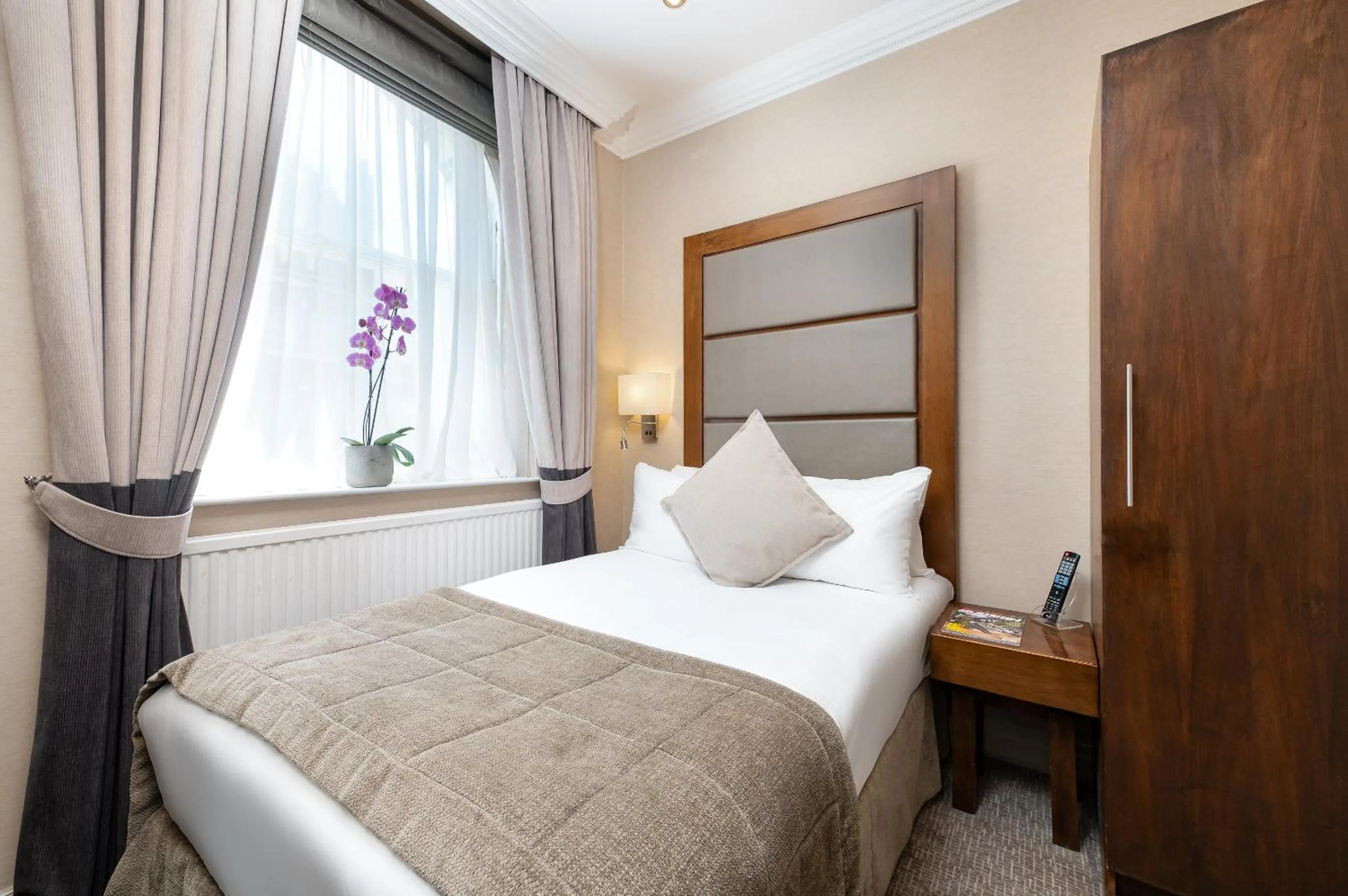 Bedroom, Bed in Gem Langham Court Hotel