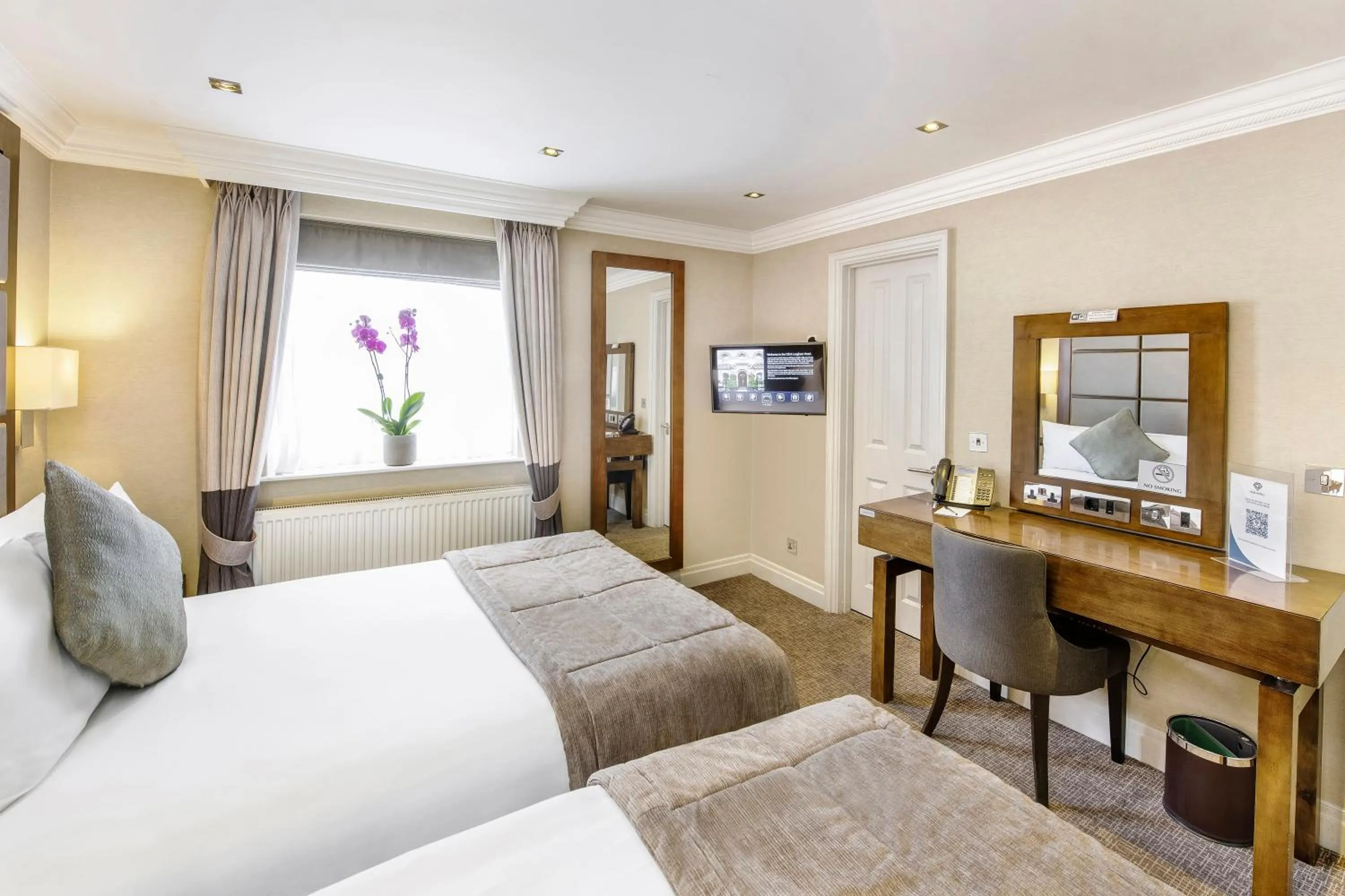 Photo of the whole room, Bed in Gem Langham Court Hotel