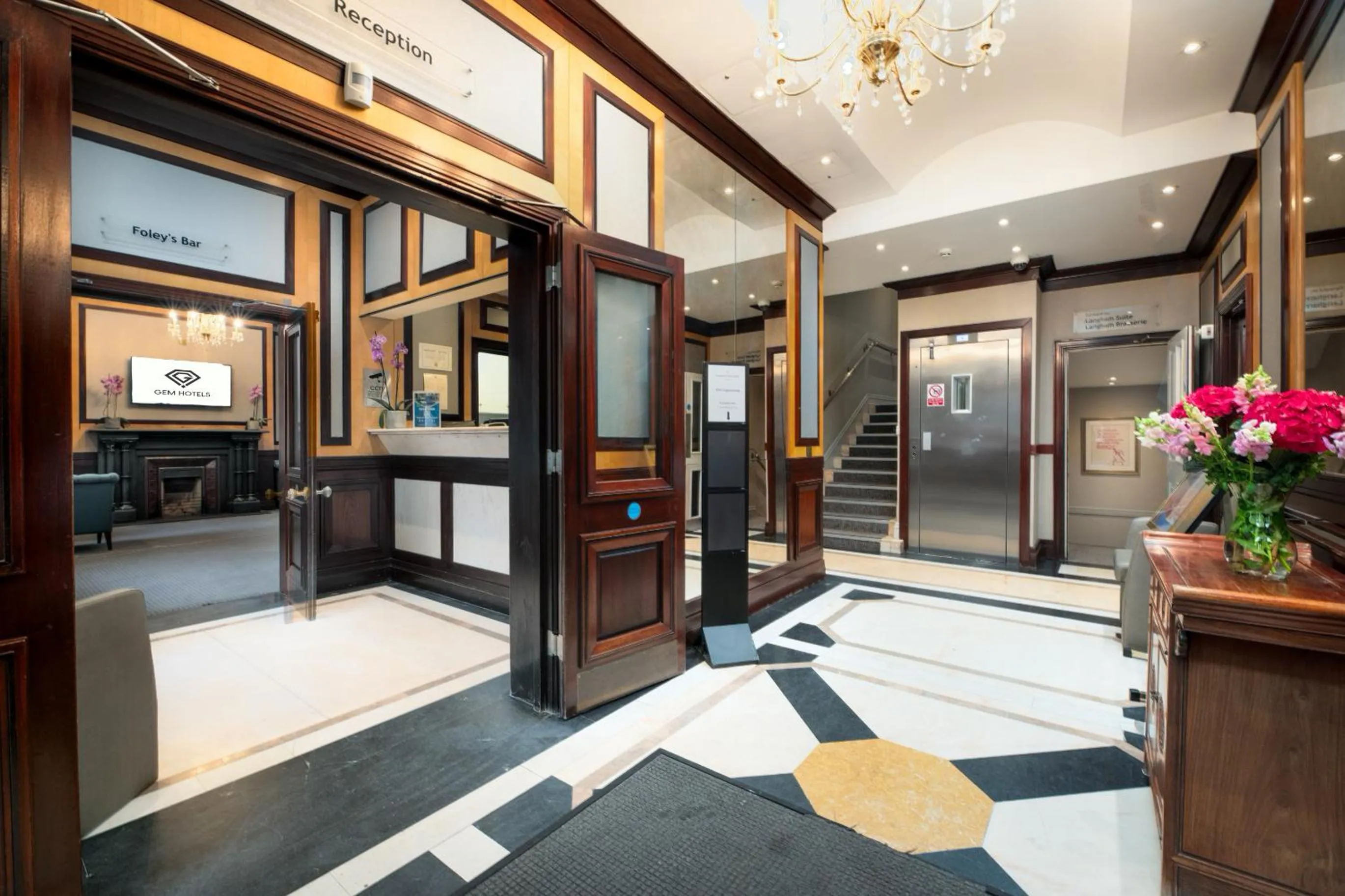 elevator in Gem Langham Court Hotel