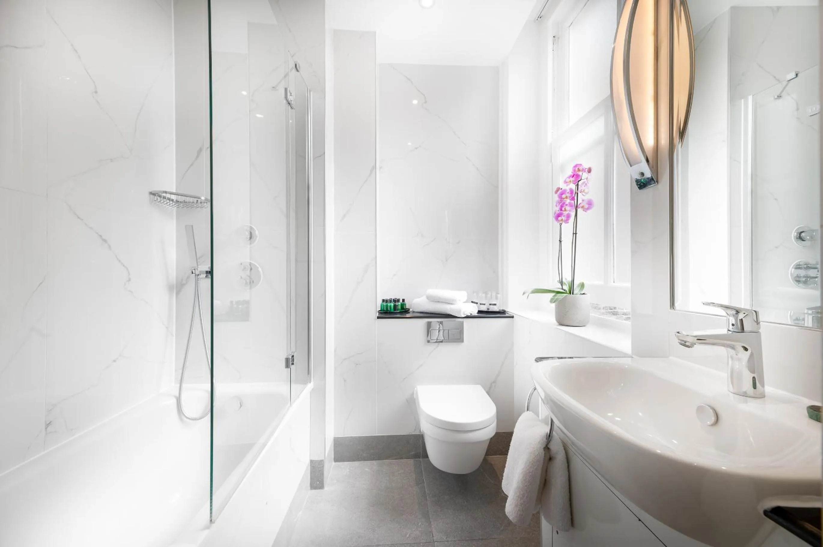 Bathroom in Gem Langham Court Hotel