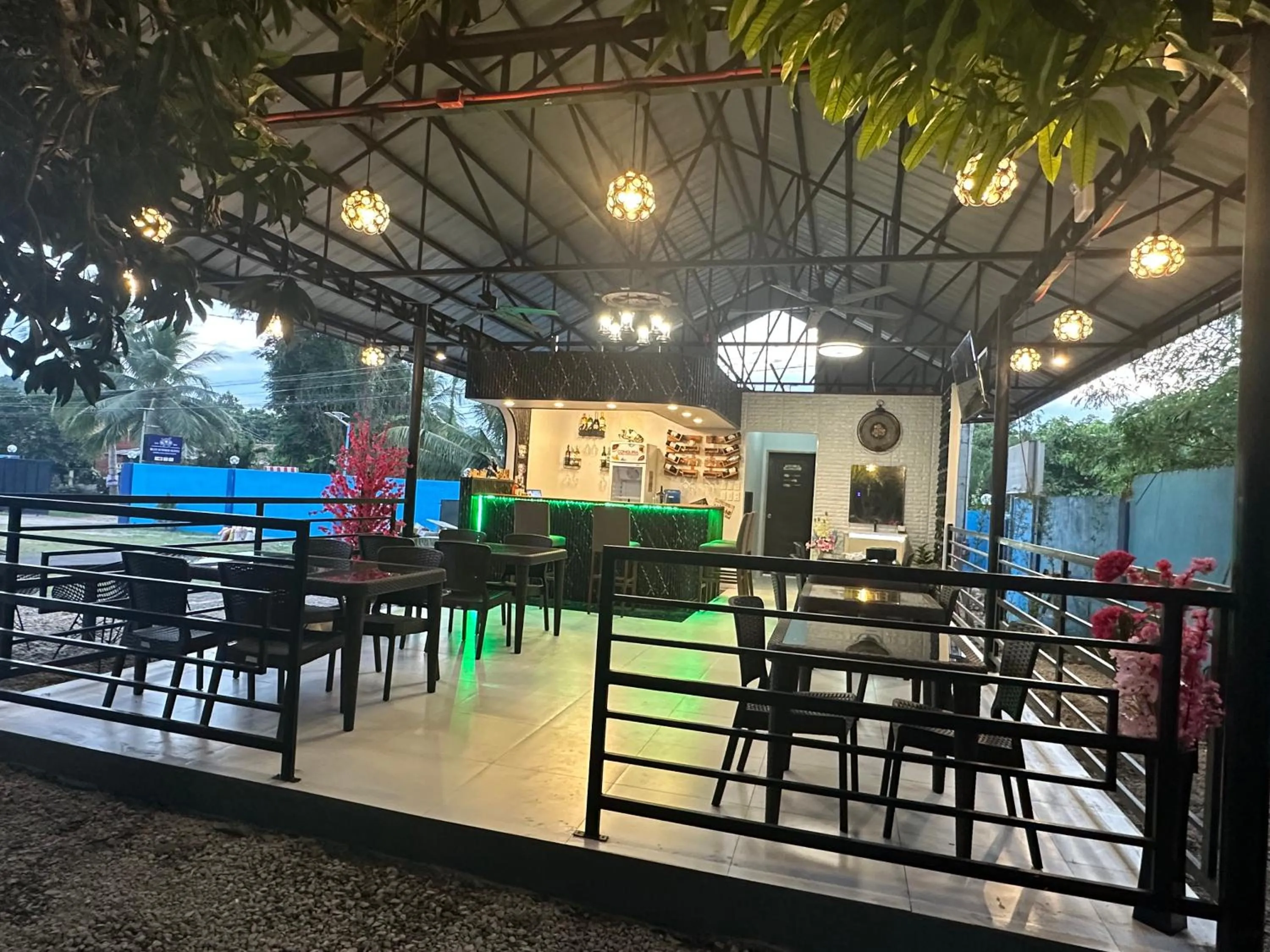 Blue Summer Suites & Restaurant