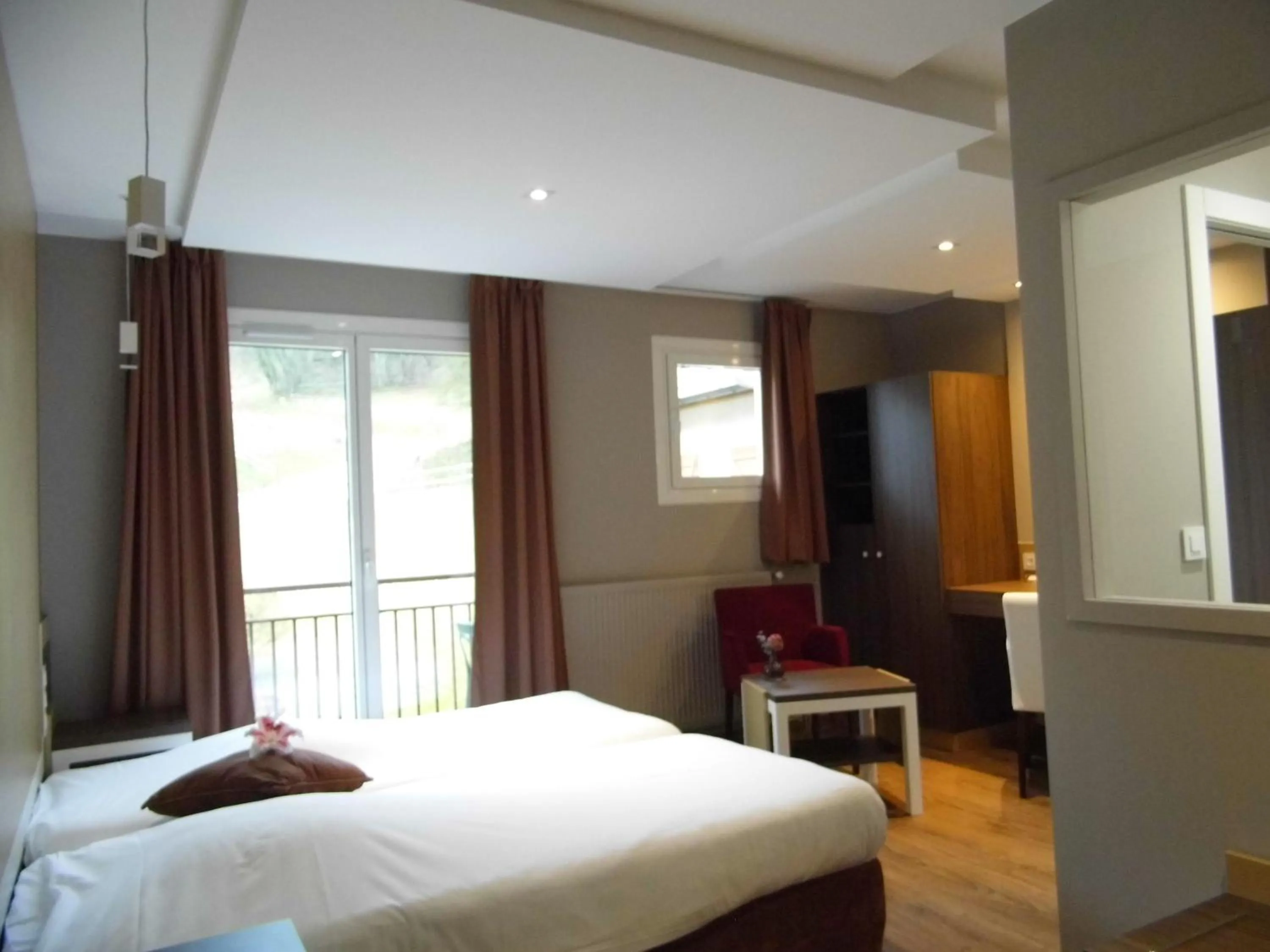 Photo of the whole room, Bed in Hôtel les Bergeronnettes