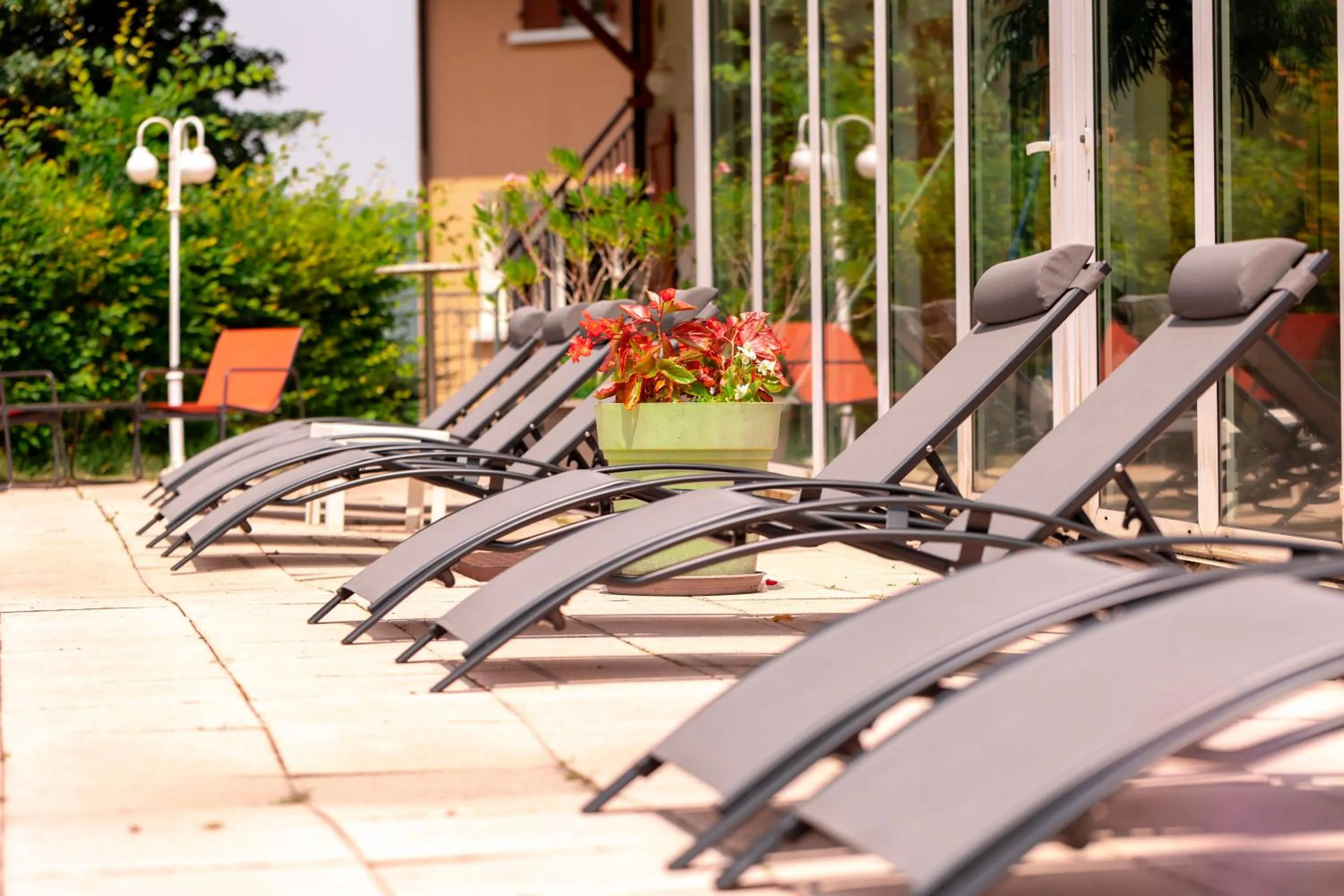 Patio in Hôtel les Bergeronnettes