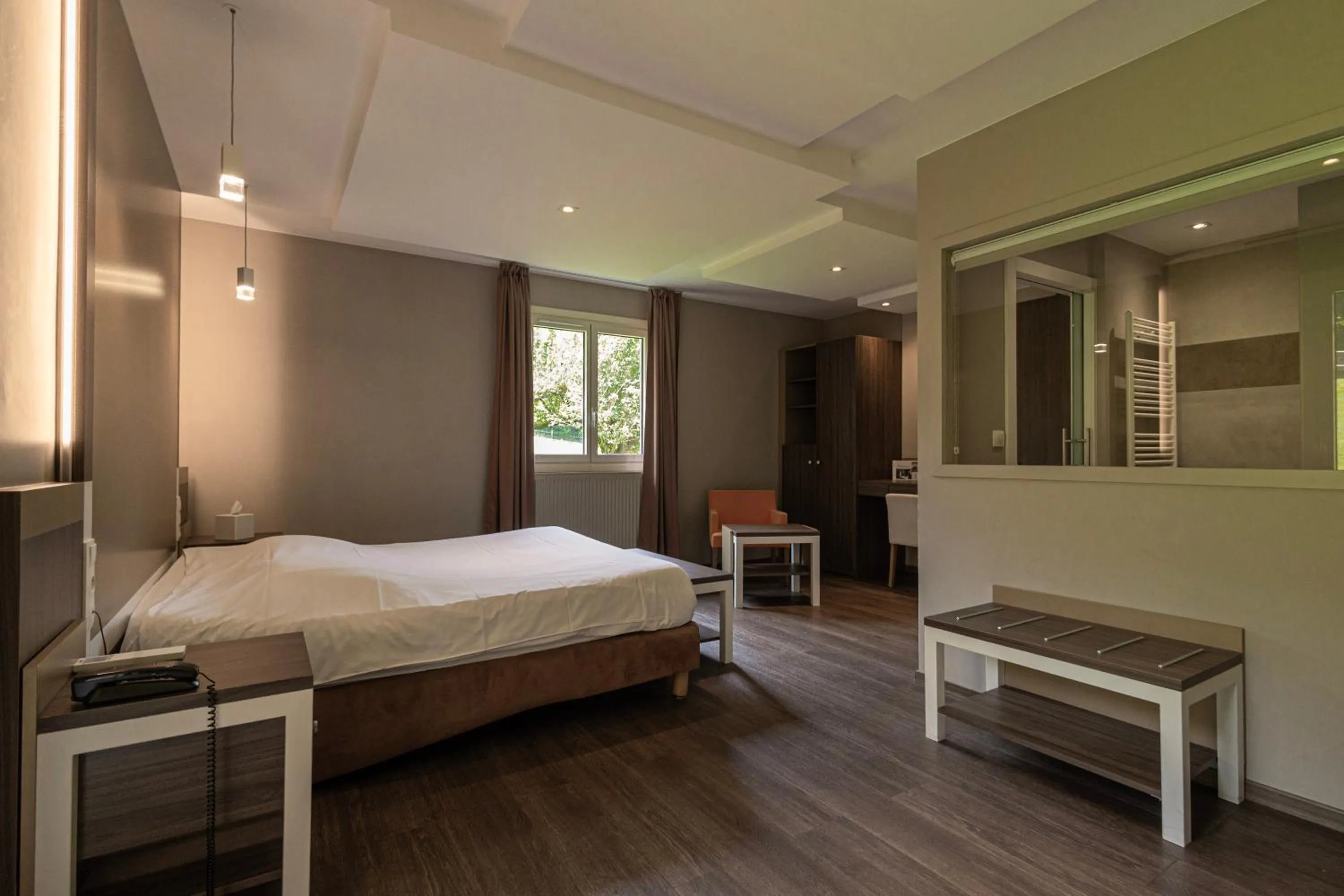 Photo of the whole room, Bed in Hôtel les Bergeronnettes