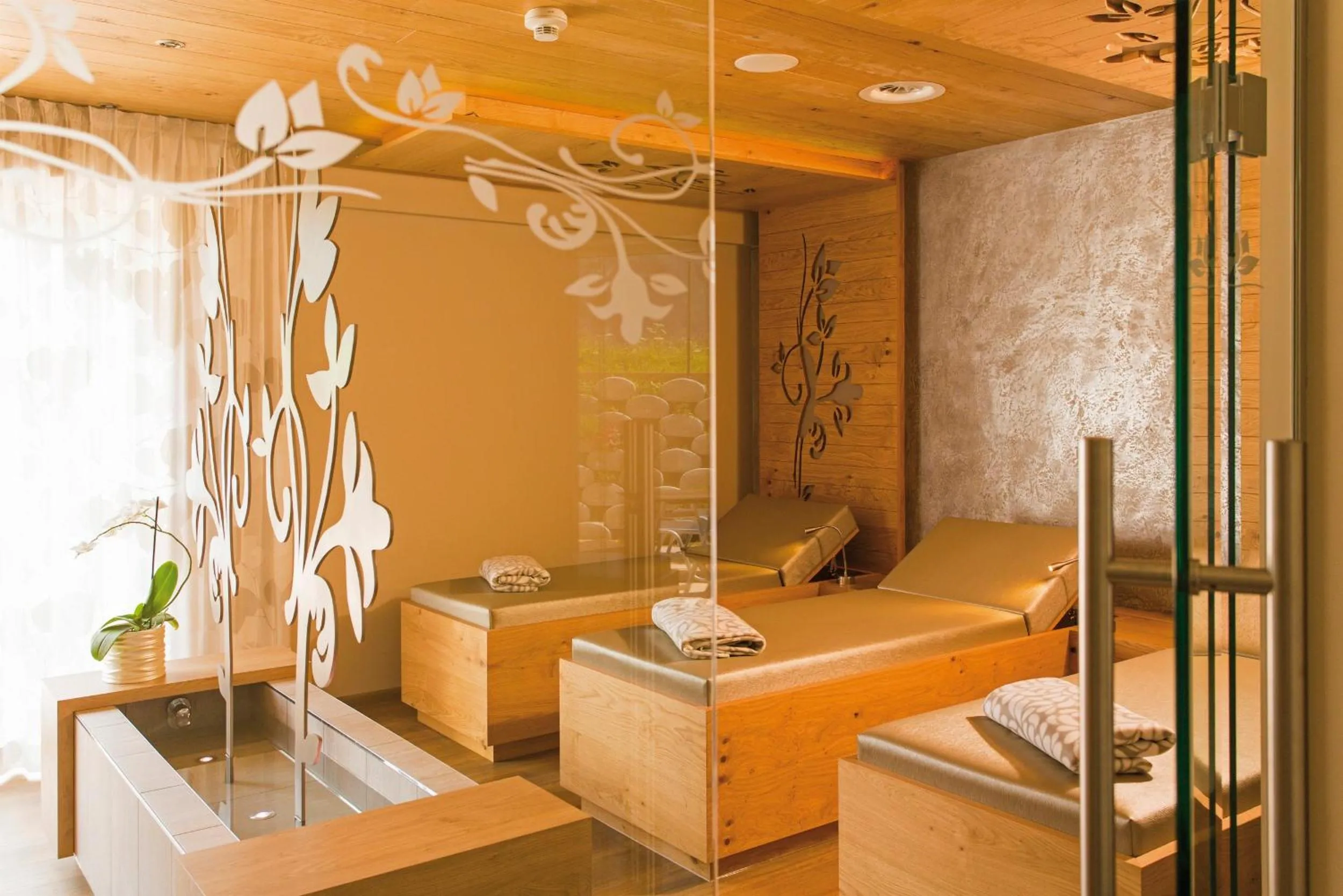 Spa and wellness centre/facilities, Bed in Liebes Caroline 4-Sterne-Hotel