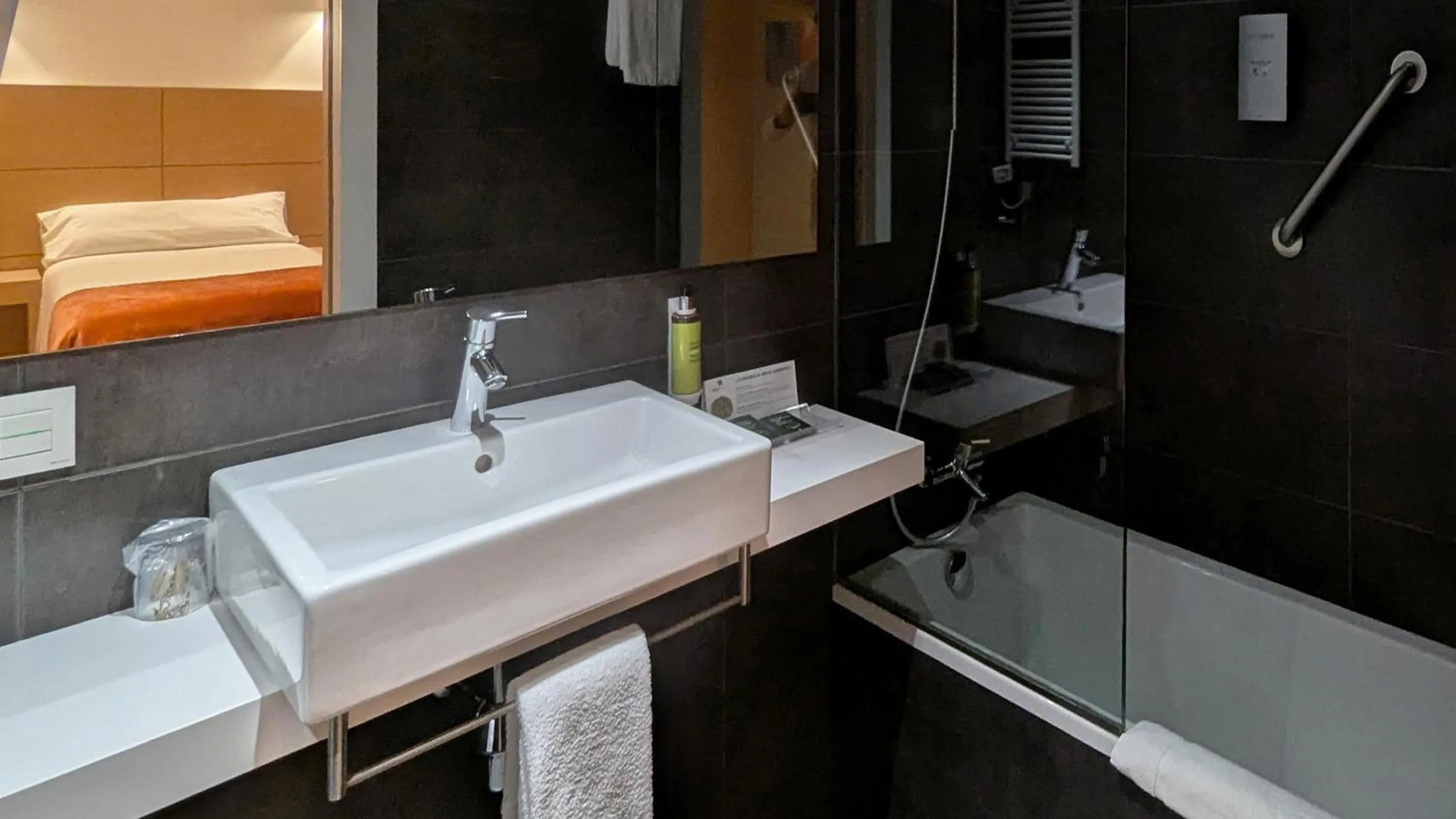 Bathroom in Sercotel Hola Tafalla