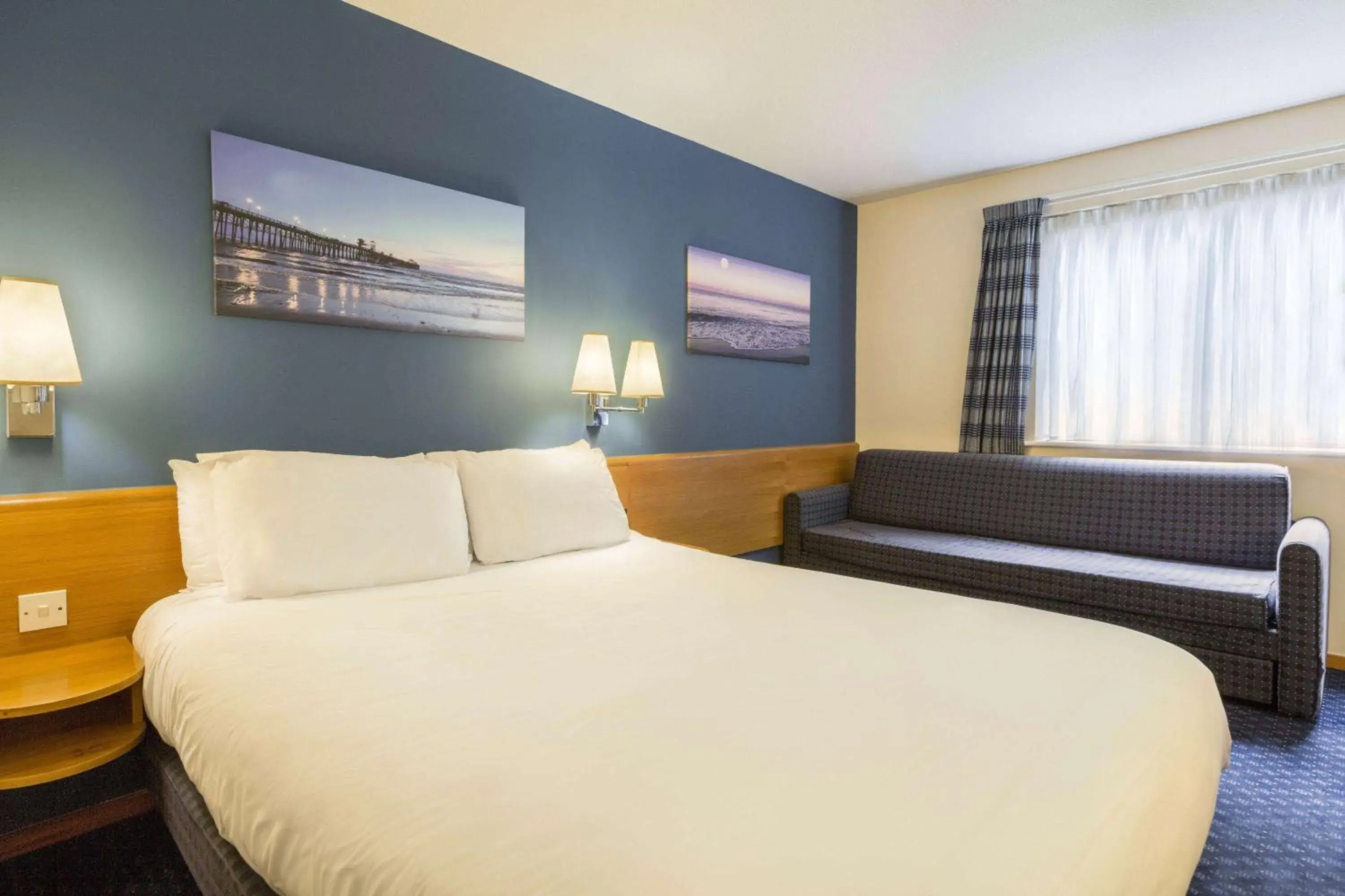 Photo of the whole room, Bed in Days Inn Magor Photo of the whole room, Bed in Days Inn Magor