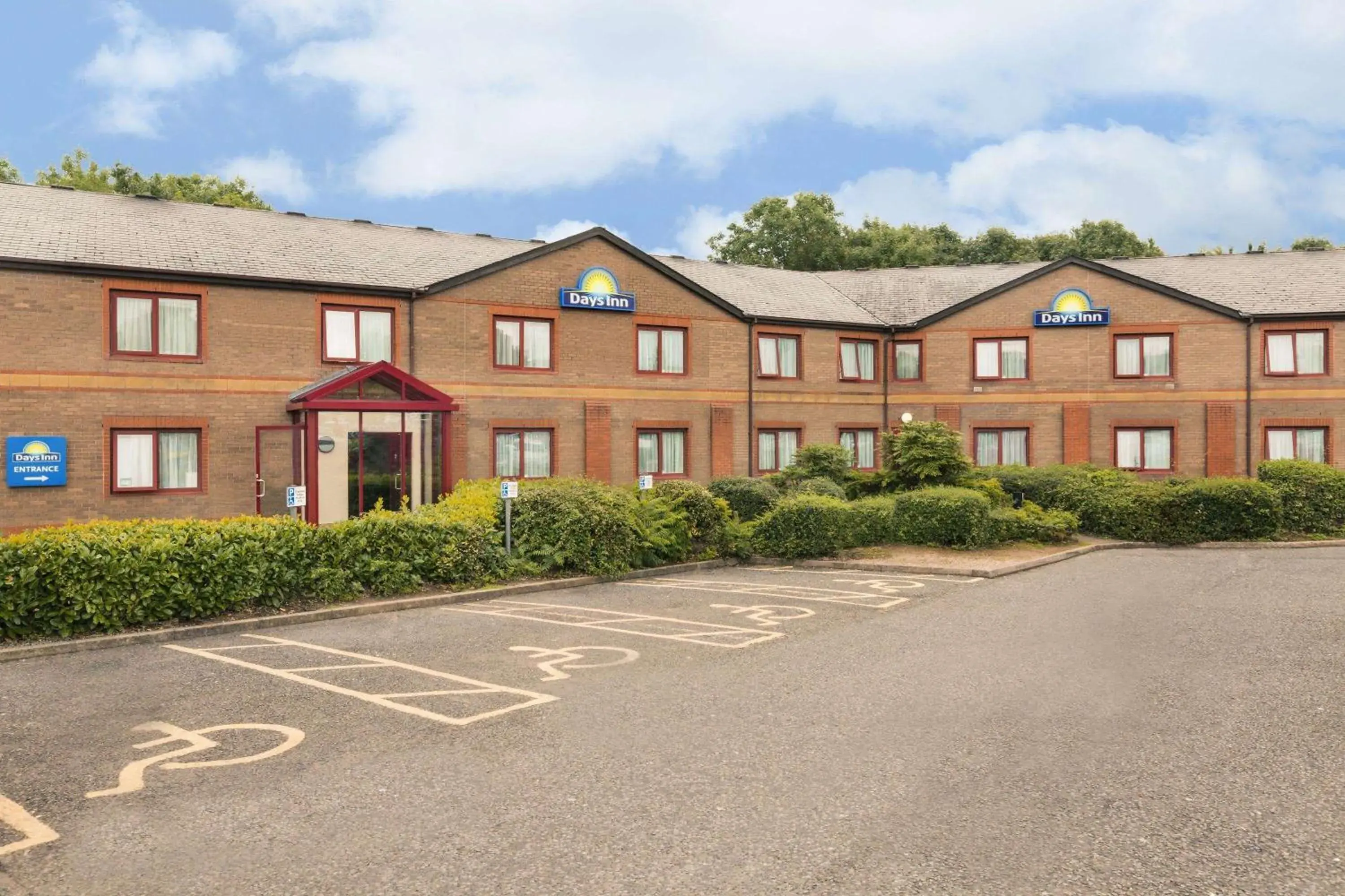 Property building in Days Inn Magor Property building in Days Inn Magor