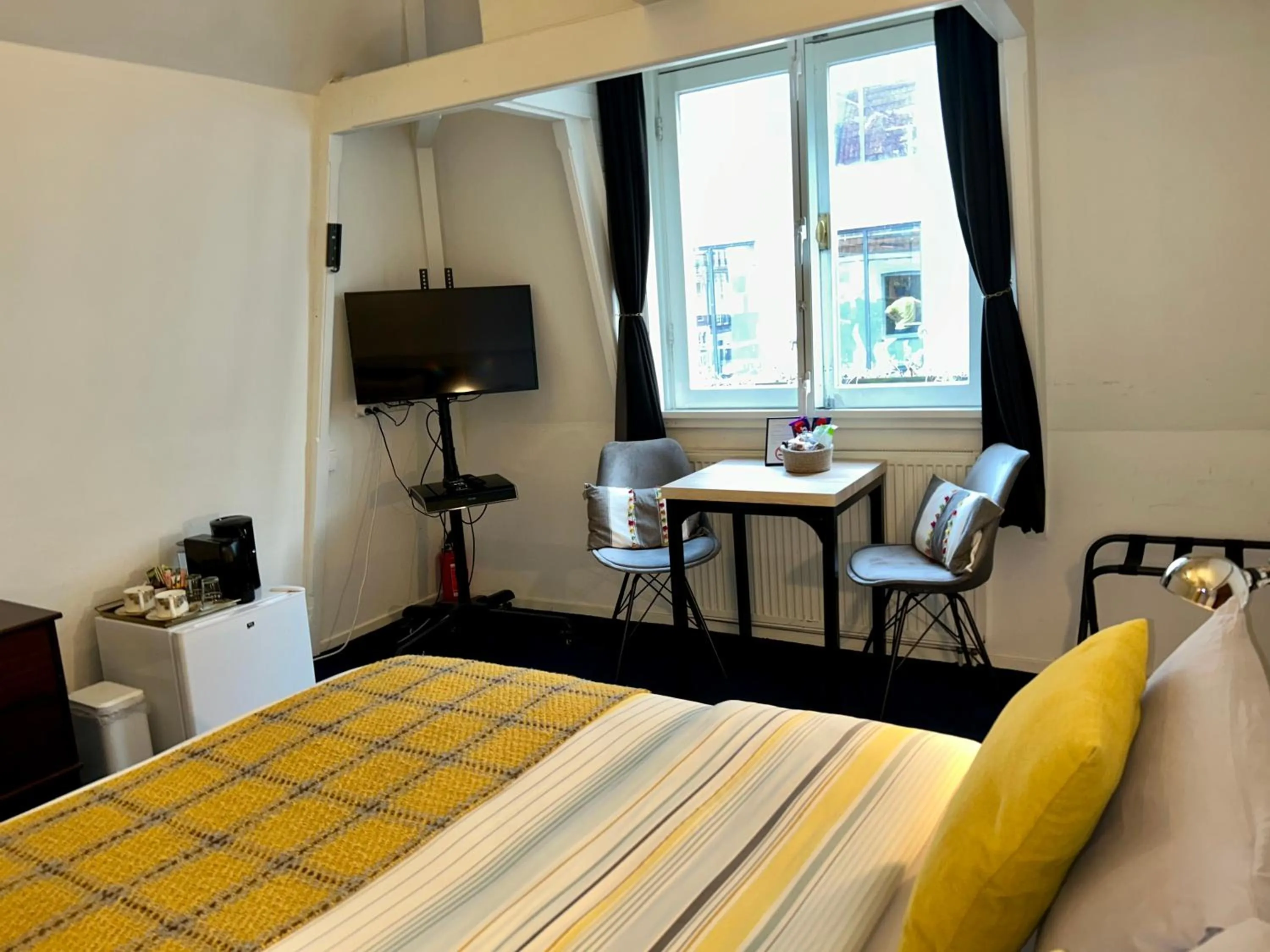 Seating area, Bed in Amsterdam 4 Holiday GuestRooms