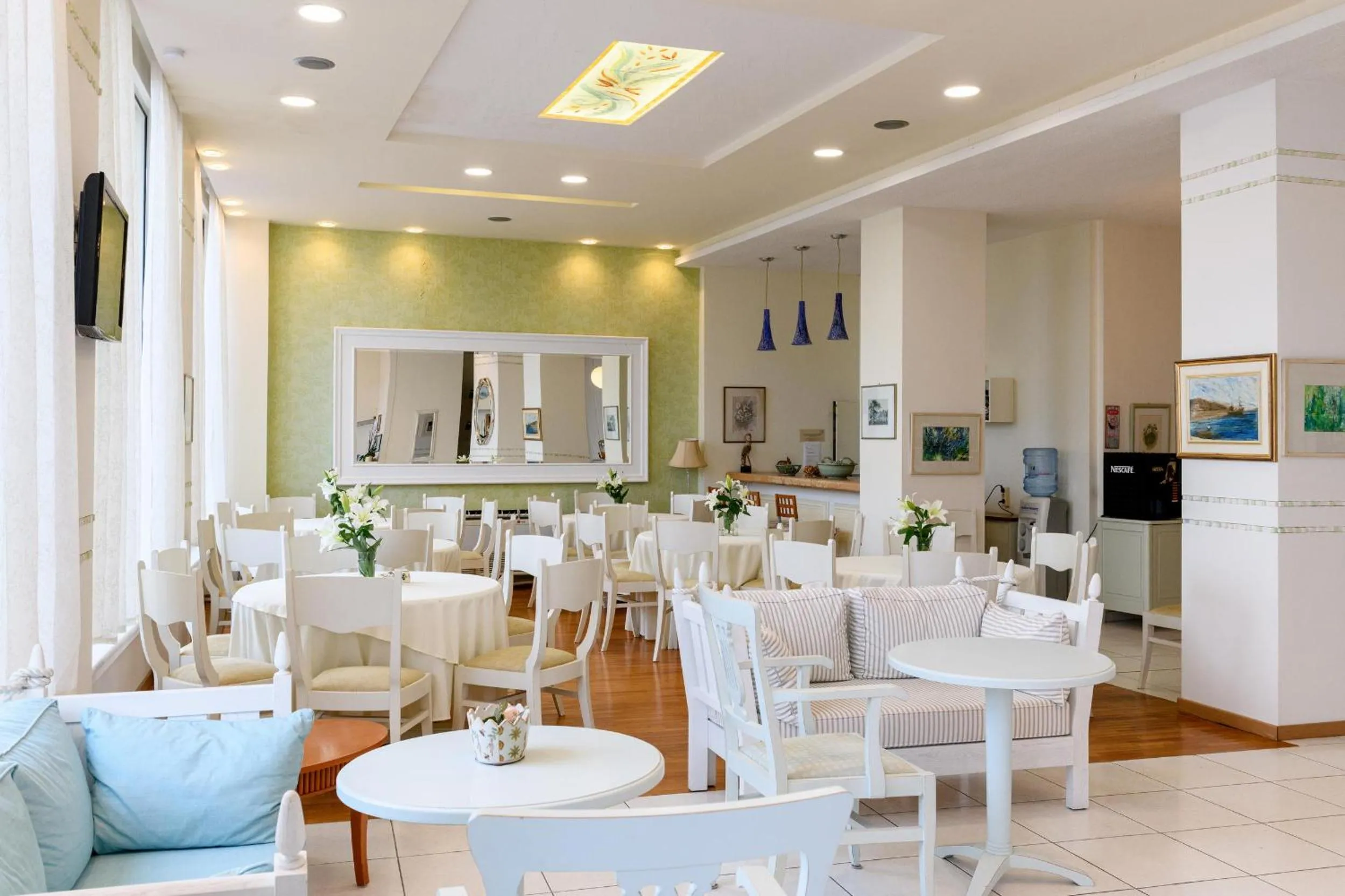 Communal lounge/ TV room in Hotel Timoleon