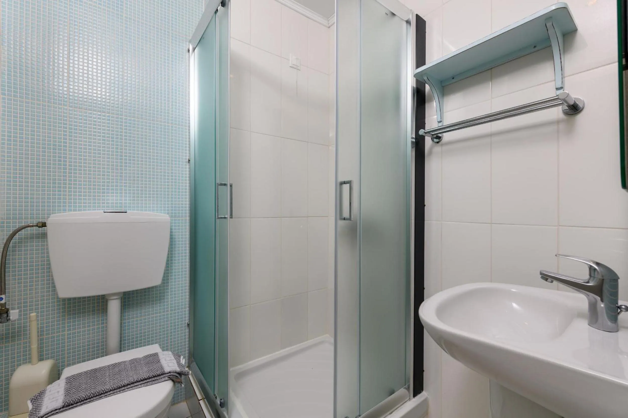 Shower in Hotel Timoleon