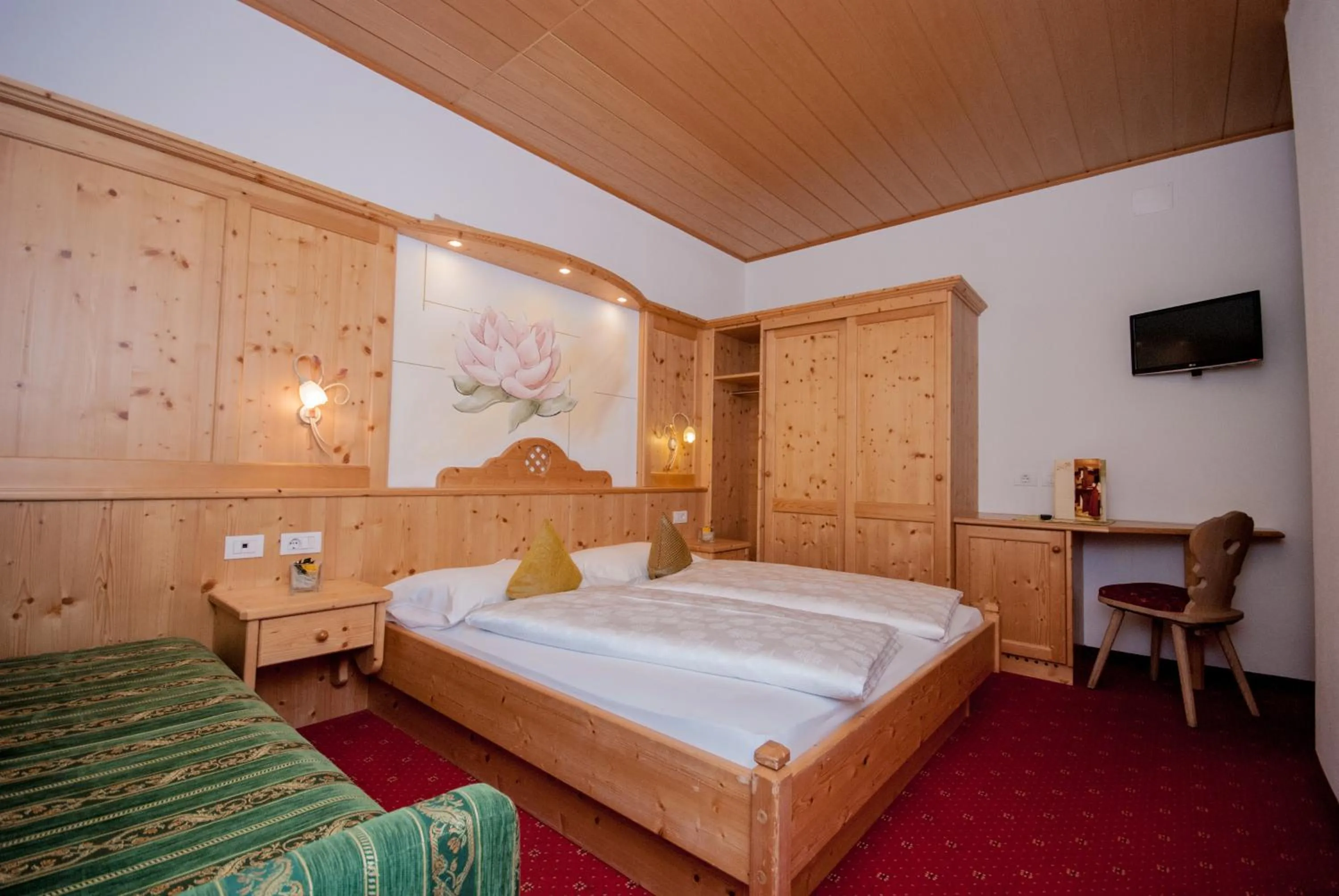 Photo of the whole room, Bed in Loewe Dolomites