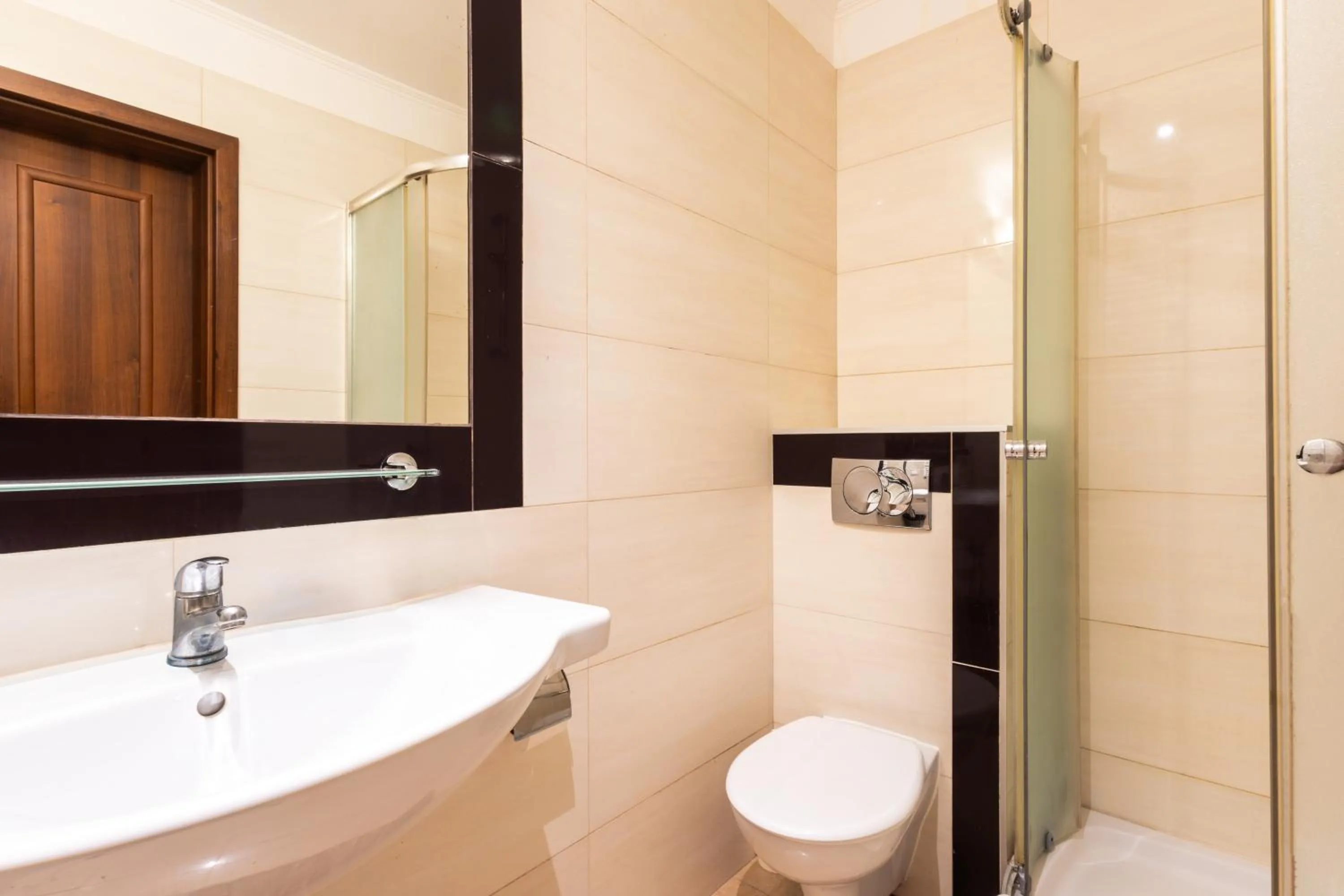 Shower in Noclegi Stadion Bed & Breakfast