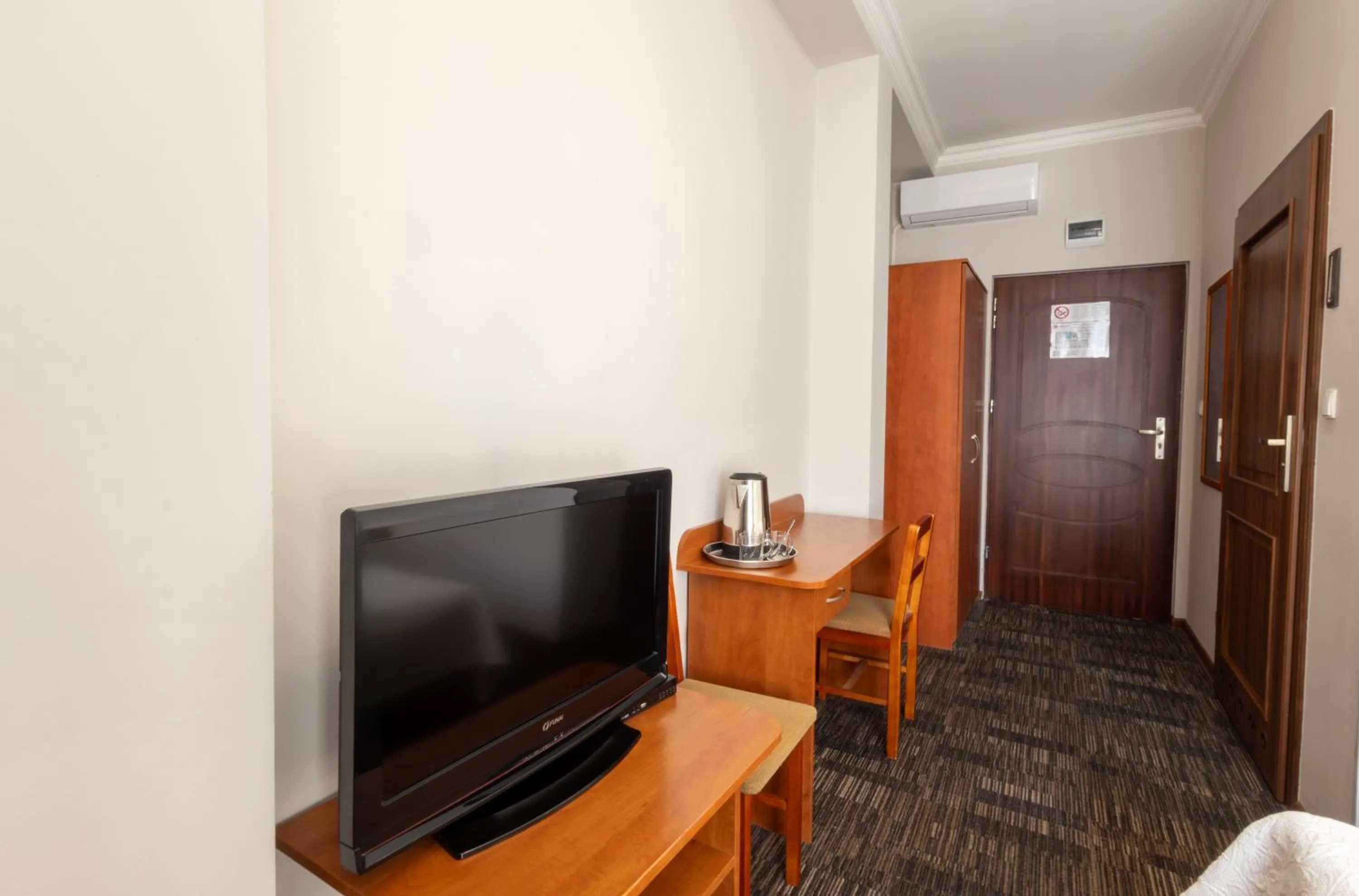 Communal lounge/ TV room in Noclegi Stadion Bed & Breakfast