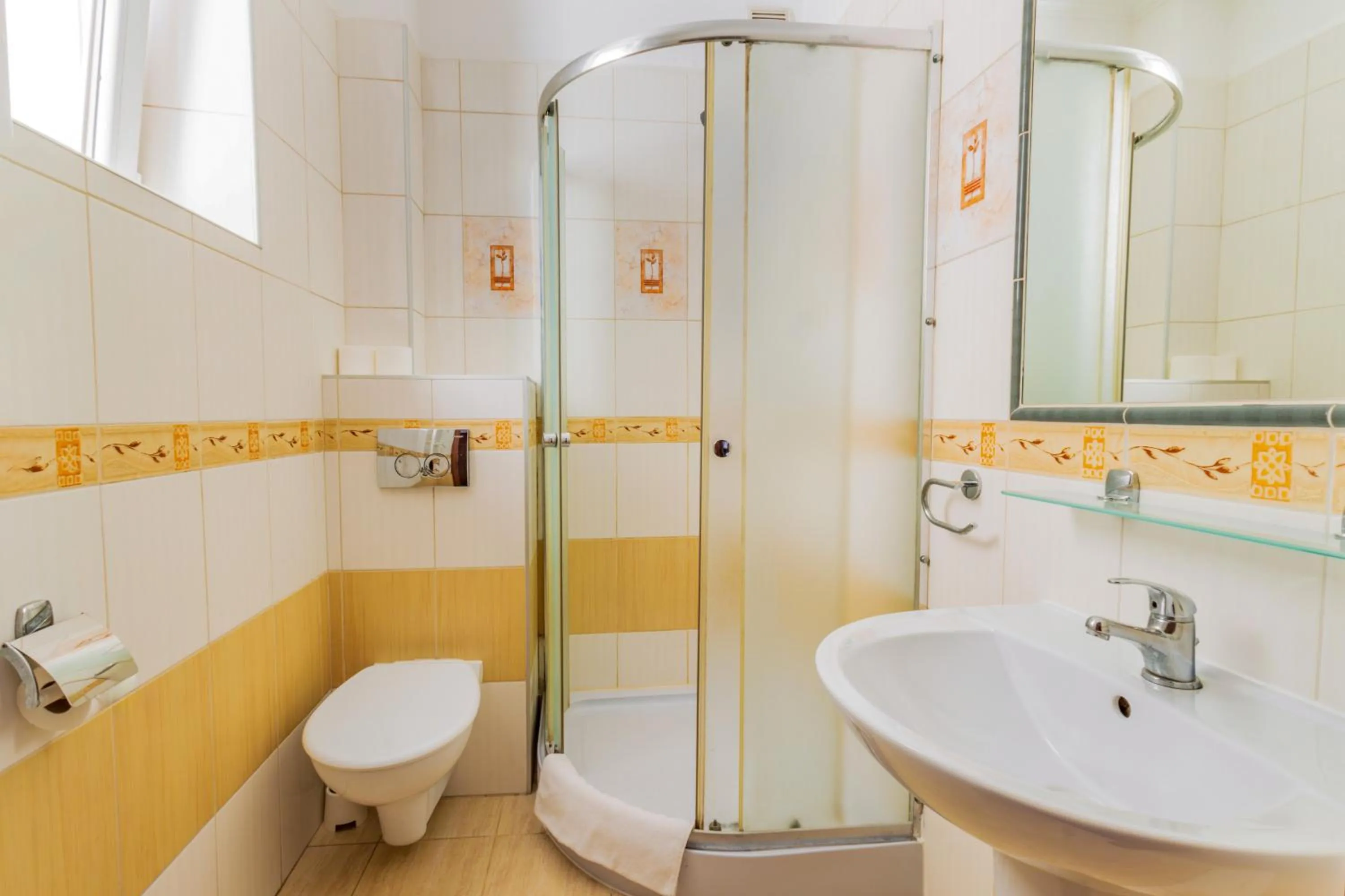 Shower in Noclegi Stadion Bed & Breakfast