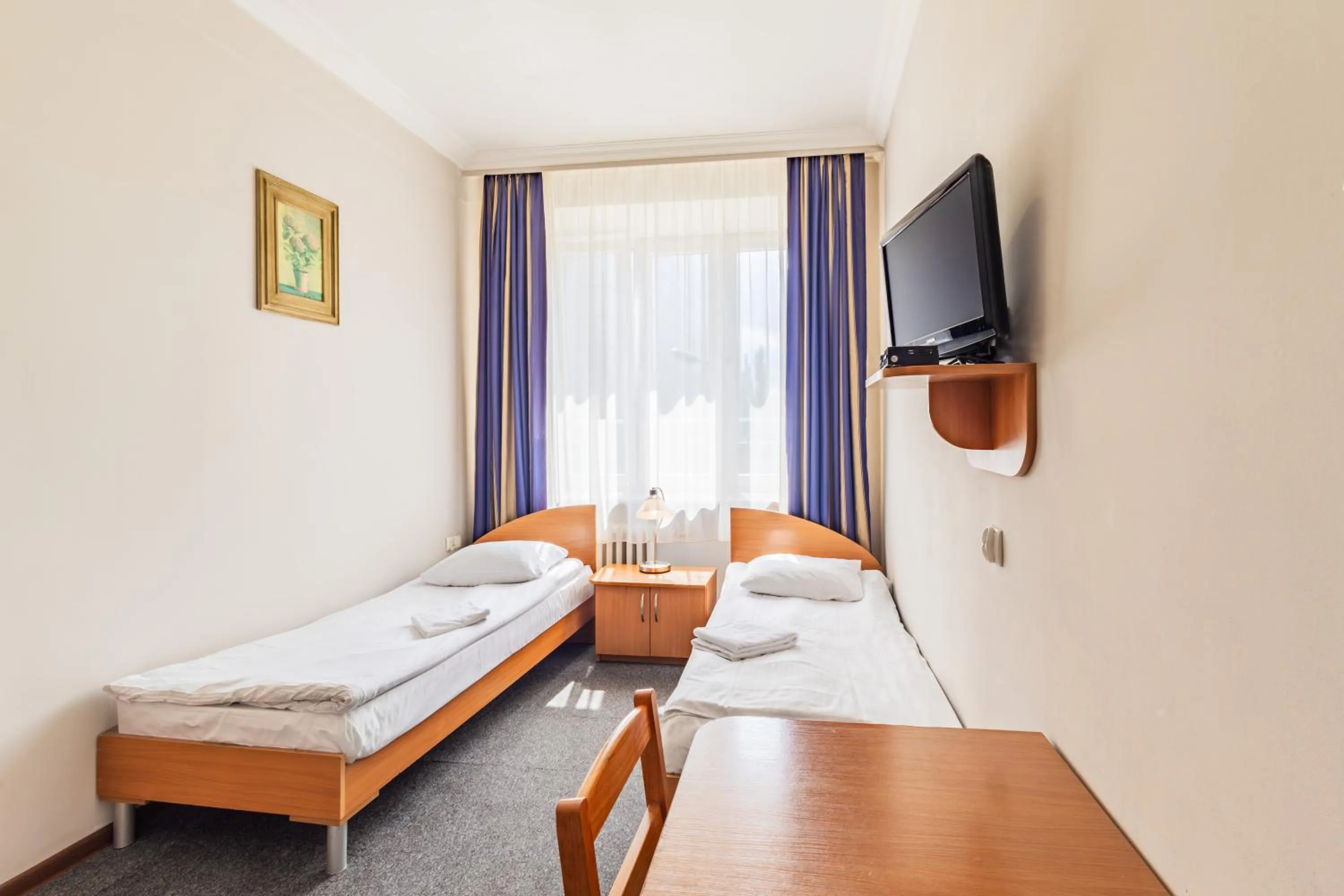 Communal lounge/ TV room, Bed in Noclegi Stadion Bed & Breakfast