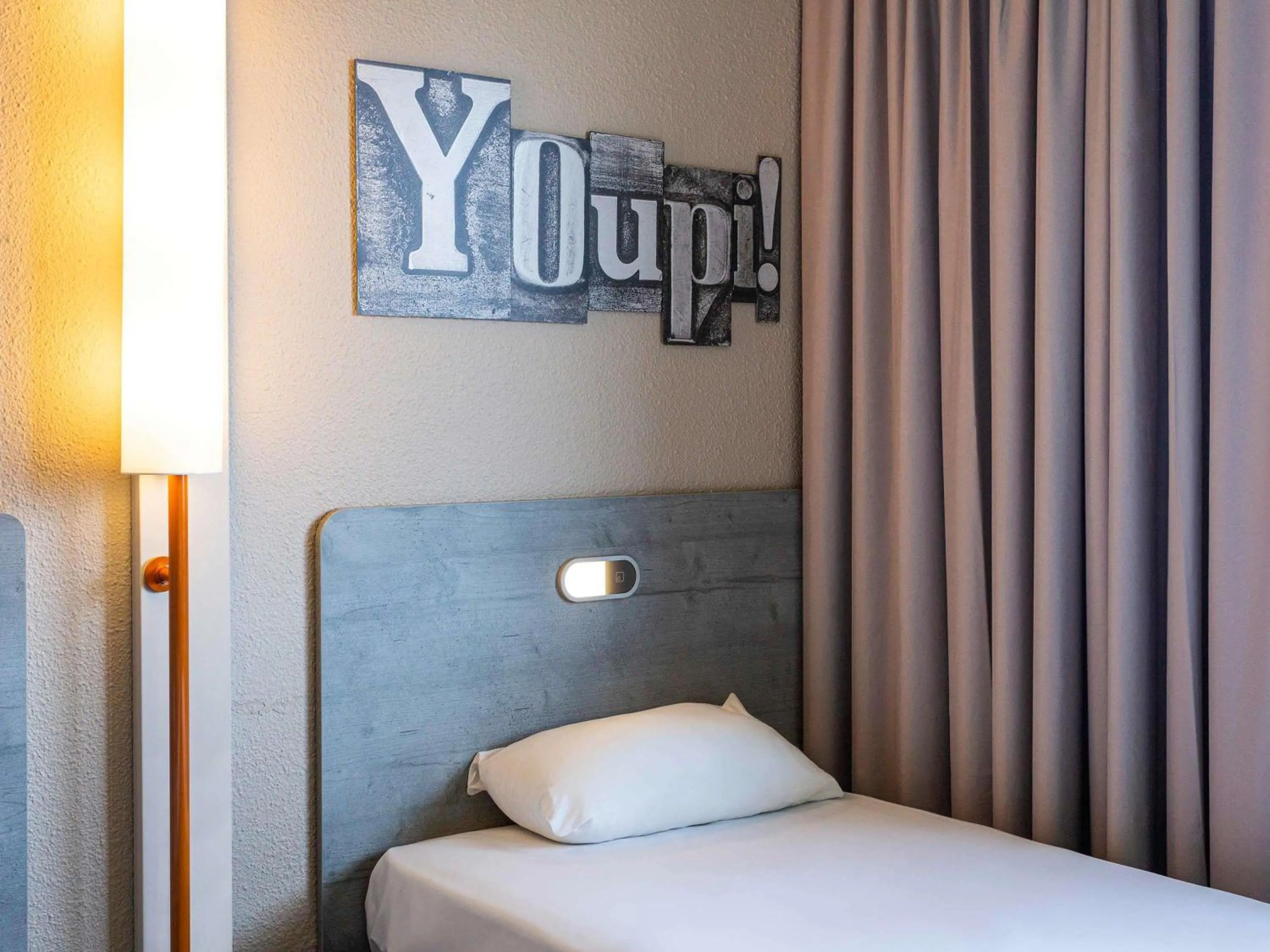 Bedroom, Bed in ibis budget Angoulême Nord