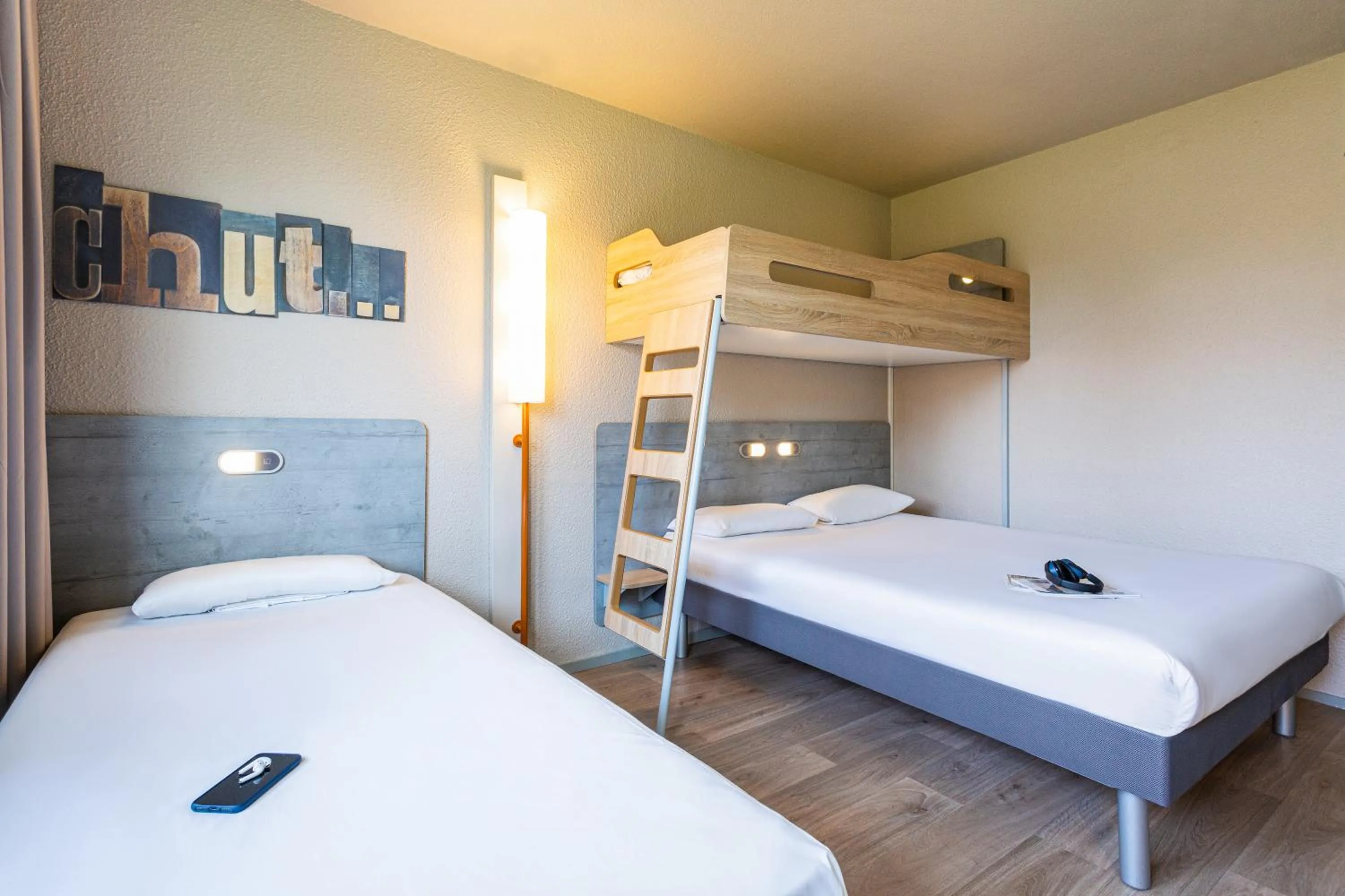 Photo of the whole room, Bed in ibis budget Angoulême Nord